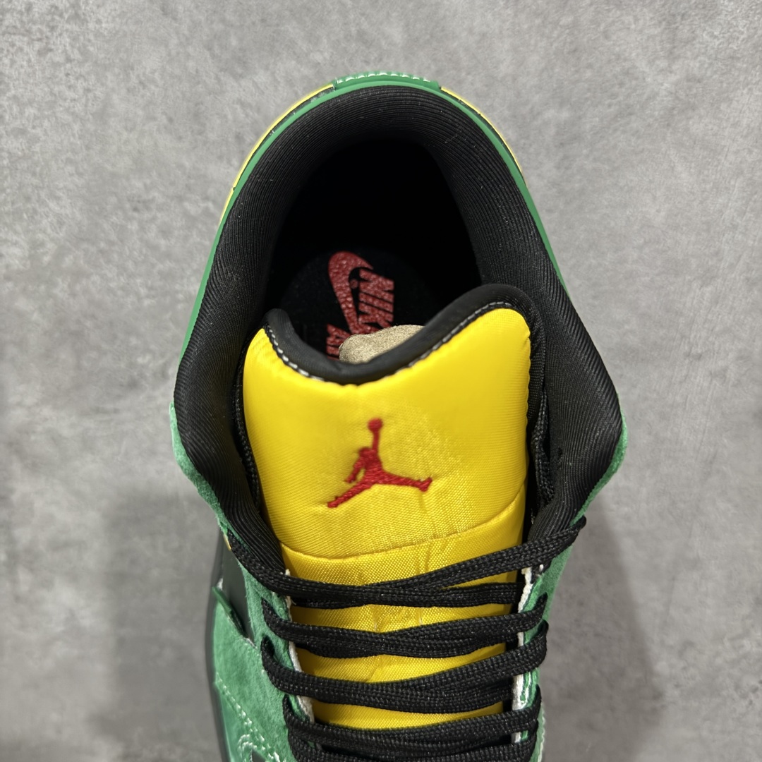 图片[8]-【定制版】Stussy x Air Jordan 1 Low 斯图西 x AJ1 低帮 黑绿黄 AJ1 乔丹1代 aj1 乔1 低邦 黑绿黄 乔丹篮球鞋系列 鞋身整体以黑色皮革打造，搭配绿色框架覆盖层，使鞋款十分百搭，鞋身两侧Swoosh Logo采用黄色点缀，后跟Wings Logo辅以红色缝线呈现，鞋舌是网眼布材料，增强了透气性，鞋舌上Jumpman Logo红色点缀，后跟侧方印有Stussy字样，彰显联名身份；最后以黑色中底搭配同色橡胶外底完善整体设计收尾。 货号：LR8888-011 尺码：36 36.5 37.5 38 38.5 39 40 40.5 41 42 42.5 43 44 44.5 45 编码：HXSB330340-选品中心