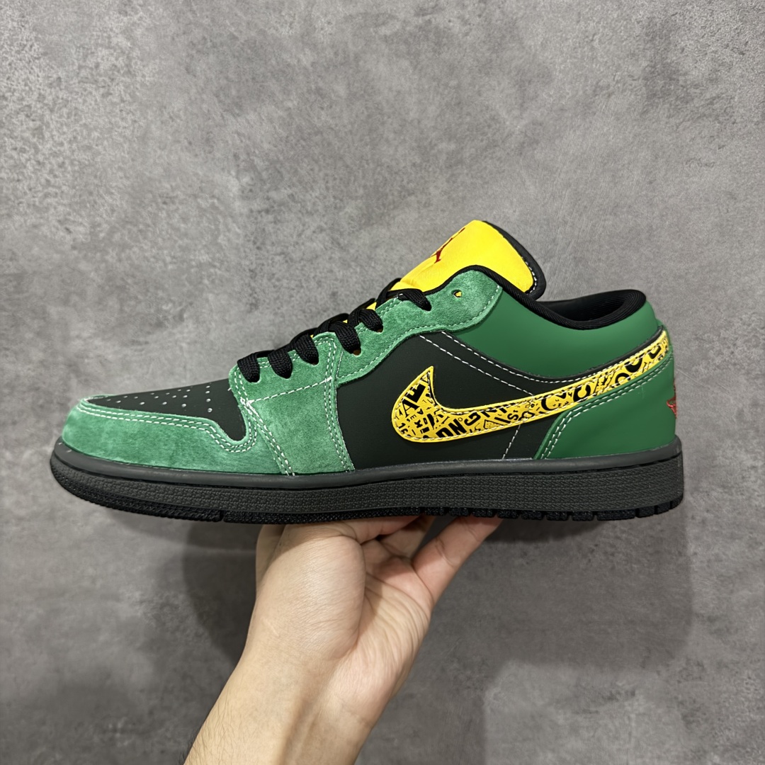 图片[2]-【定制版】Stussy x Air Jordan 1 Low 斯图西 x AJ1 低帮 黑绿黄 AJ1 乔丹1代 aj1 乔1 低邦 黑绿黄 乔丹篮球鞋系列 鞋身整体以黑色皮革打造，搭配绿色框架覆盖层，使鞋款十分百搭，鞋身两侧Swoosh Logo采用黄色点缀，后跟Wings Logo辅以红色缝线呈现，鞋舌是网眼布材料，增强了透气性，鞋舌上Jumpman Logo红色点缀，后跟侧方印有Stussy字样，彰显联名身份；最后以黑色中底搭配同色橡胶外底完善整体设计收尾。 货号：LR8888-011 尺码：36 36.5 37.5 38 38.5 39 40 40.5 41 42 42.5 43 44 44.5 45 编码：HXSB330340-选品中心