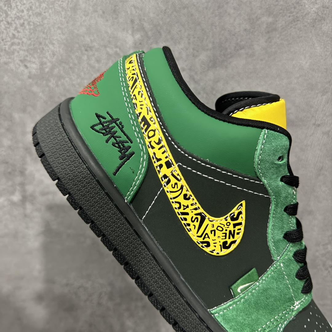 图片[7]-【定制版】Stussy x Air Jordan 1 Low 斯图西 x AJ1 低帮 黑绿黄 AJ1 乔丹1代 aj1 乔1 低邦 黑绿黄 乔丹篮球鞋系列 鞋身整体以黑色皮革打造，搭配绿色框架覆盖层，使鞋款十分百搭，鞋身两侧Swoosh Logo采用黄色点缀，后跟Wings Logo辅以红色缝线呈现，鞋舌是网眼布材料，增强了透气性，鞋舌上Jumpman Logo红色点缀，后跟侧方印有Stussy字样，彰显联名身份；最后以黑色中底搭配同色橡胶外底完善整体设计收尾。 货号：LR8888-011 尺码：36 36.5 37.5 38 38.5 39 40 40.5 41 42 42.5 43 44 44.5 45 编码：HXSB330340-选品中心