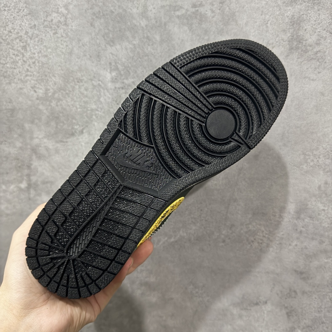 图片[9]-【定制版】Stussy x Air Jordan 1 Low 斯图西 x AJ1 低帮 黑绿黄 AJ1 乔丹1代 aj1 乔1 低邦 黑绿黄 乔丹篮球鞋系列 鞋身整体以黑色皮革打造，搭配绿色框架覆盖层，使鞋款十分百搭，鞋身两侧Swoosh Logo采用黄色点缀，后跟Wings Logo辅以红色缝线呈现，鞋舌是网眼布材料，增强了透气性，鞋舌上Jumpman Logo红色点缀，后跟侧方印有Stussy字样，彰显联名身份；最后以黑色中底搭配同色橡胶外底完善整体设计收尾。 货号：LR8888-011 尺码：36 36.5 37.5 38 38.5 39 40 40.5 41 42 42.5 43 44 44.5 45 编码：HXSB330340-选品中心