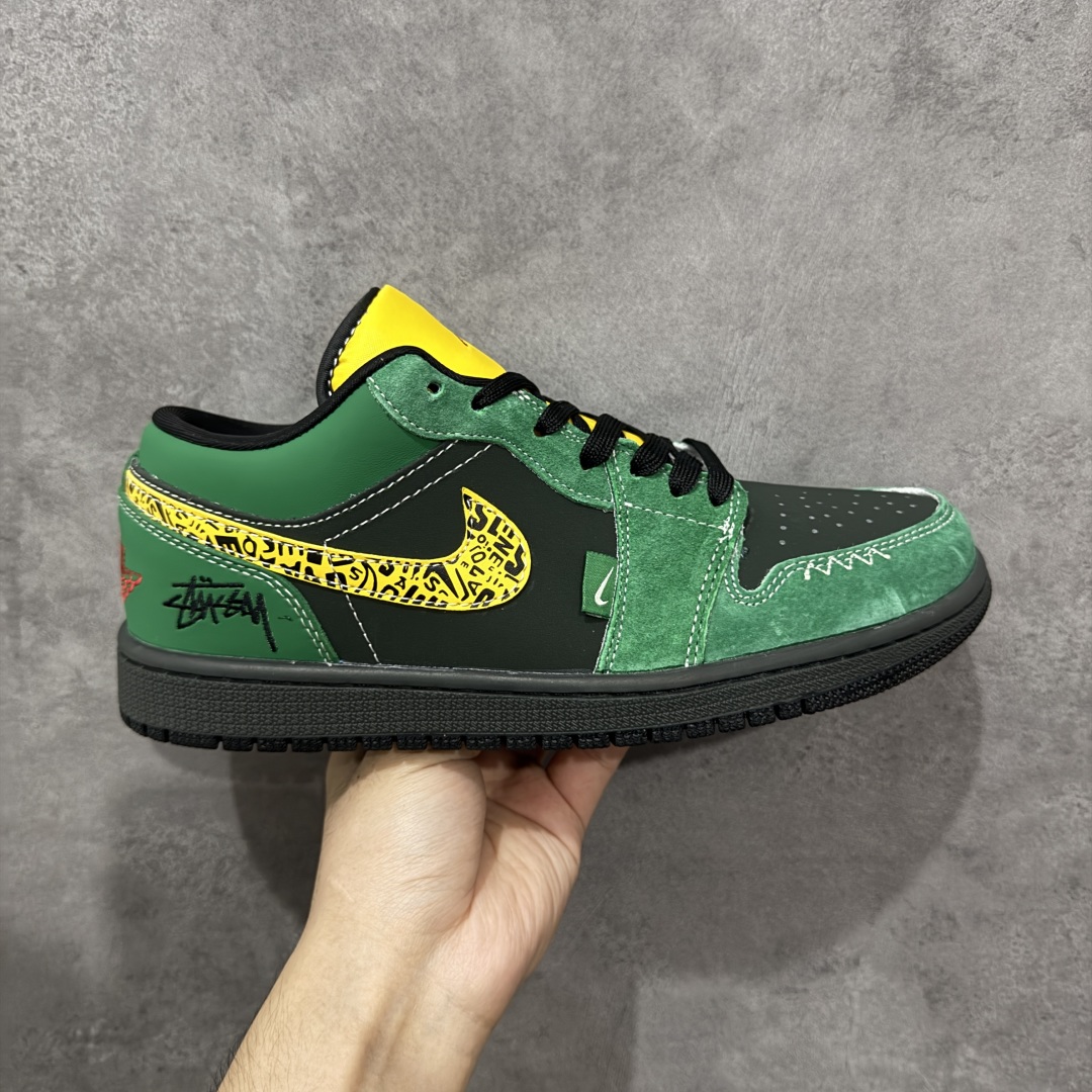 【定制版】Stussy x Air Jordan 1 Low 斯图西 x AJ1 低帮 黑绿黄 AJ1 乔丹1代 aj1 乔1 低邦 黑绿黄 乔丹篮球鞋系列 鞋身整体以黑色皮革打造,搭配绿色框架覆盖层,使鞋款十分百搭,鞋身两侧Swoosh Logo采用黄色点缀,后跟Wings Logo辅以红色缝线呈现,鞋舌是网眼布材料,增强了透气性,鞋舌上Jumpman Logo红色点缀,后跟侧方印有Stussy字样,彰显联名身份;最后以黑色中底搭配同色橡胶外底完善整体设计收尾。 货号:LR8888-011 尺码:36 36.5 37.5 38 38.5 39 40 40.5 41 42 42.5 43 44 44.5 45 编码:HXSB330340-选品中心