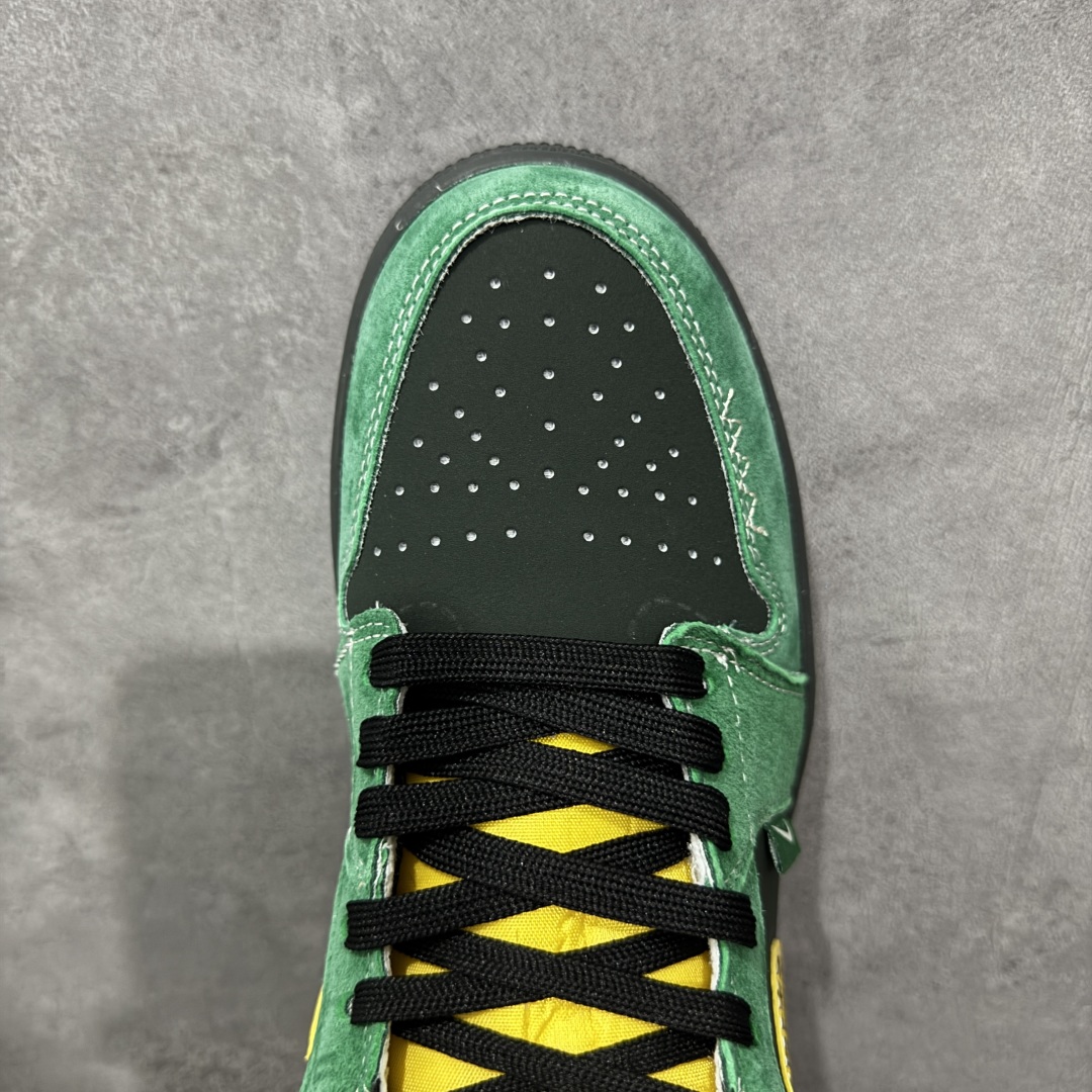 图片[5]-【定制版】Stussy x Air Jordan 1 Low 斯图西 x AJ1 低帮 黑绿黄 AJ1 乔丹1代 aj1 乔1 低邦 黑绿黄 乔丹篮球鞋系列 鞋身整体以黑色皮革打造，搭配绿色框架覆盖层，使鞋款十分百搭，鞋身两侧Swoosh Logo采用黄色点缀，后跟Wings Logo辅以红色缝线呈现，鞋舌是网眼布材料，增强了透气性，鞋舌上Jumpman Logo红色点缀，后跟侧方印有Stussy字样，彰显联名身份；最后以黑色中底搭配同色橡胶外底完善整体设计收尾。 货号：LR8888-011 尺码：36 36.5 37.5 38 38.5 39 40 40.5 41 42 42.5 43 44 44.5 45 编码：HXSB330340-选品中心