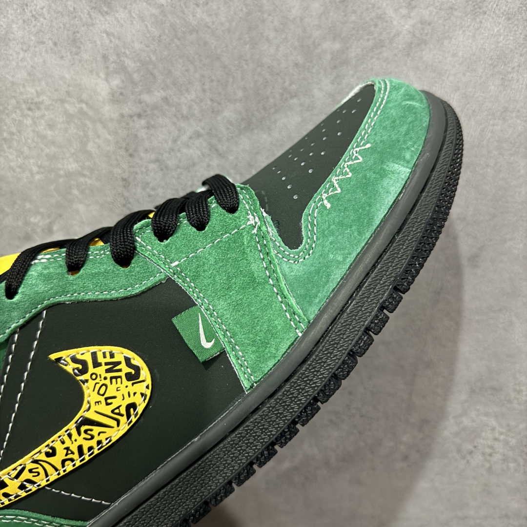 图片[6]-【定制版】Stussy x Air Jordan 1 Low 斯图西 x AJ1 低帮 黑绿黄 AJ1 乔丹1代 aj1 乔1 低邦 黑绿黄 乔丹篮球鞋系列 鞋身整体以黑色皮革打造，搭配绿色框架覆盖层，使鞋款十分百搭，鞋身两侧Swoosh Logo采用黄色点缀，后跟Wings Logo辅以红色缝线呈现，鞋舌是网眼布材料，增强了透气性，鞋舌上Jumpman Logo红色点缀，后跟侧方印有Stussy字样，彰显联名身份；最后以黑色中底搭配同色橡胶外底完善整体设计收尾。 货号：LR8888-011 尺码：36 36.5 37.5 38 38.5 39 40 40.5 41 42 42.5 43 44 44.5 45 编码：HXSB330340-选品中心
