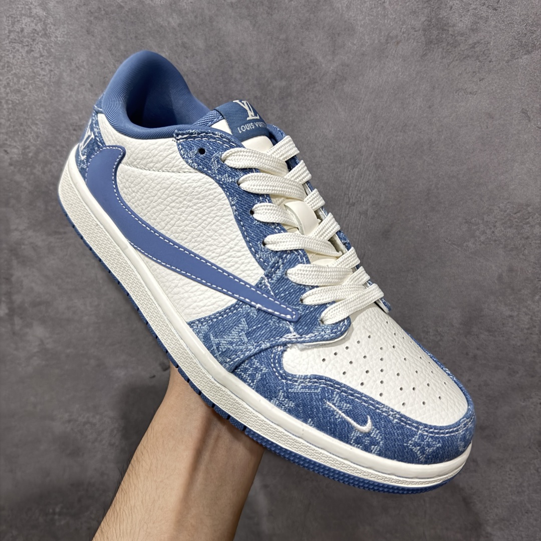 图片[3]-【定制版】Travis Scott x Fragment Design x Air Jordan 1 Low OG SP AJ1 乔1 LV联名 天空蓝牛仔 低帮文化休闲板鞋 SC0601-056  #多方联名合作融合了Travis Scott 独特的音乐风格，藤原浩个性的设计风格以及Jordan品牌的经典元素 使其成为一双具有独特身份和价值的鞋子 清新而立体的外观加上联名标识更突出了其独特身份 这种配色方案显示出活力和时尚感 在视觉上引人注目 鞋身的质感和细腻的细节处理使其显得高端而格调十足 这款“倒钩”联名是设计与创意完美结合 融合多方的个性风格是一款备受瞩目的潮流鞋款  尺码：36 36.5 37.5 38 38.5 39 40 40.5 41 42 42.5 43 44 44.5 45 编码：HXSB330340-选品中心