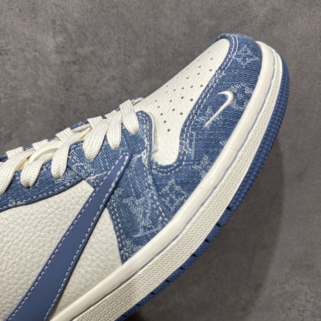 图片[6]-【定制版】Travis Scott x Fragment Design x Air Jordan 1 Low OG SP AJ1 乔1 LV联名 天空蓝牛仔 低帮文化休闲板鞋 SC0601-056  #多方联名合作融合了Travis Scott 独特的音乐风格，藤原浩个性的设计风格以及Jordan品牌的经典元素 使其成为一双具有独特身份和价值的鞋子 清新而立体的外观加上联名标识更突出了其独特身份 这种配色方案显示出活力和时尚感 在视觉上引人注目 鞋身的质感和细腻的细节处理使其显得高端而格调十足 这款“倒钩”联名是设计与创意完美结合 融合多方的个性风格是一款备受瞩目的潮流鞋款  尺码：36 36.5 37.5 38 38.5 39 40 40.5 41 42 42.5 43 44 44.5 45 编码：HXSB330340-选品中心
