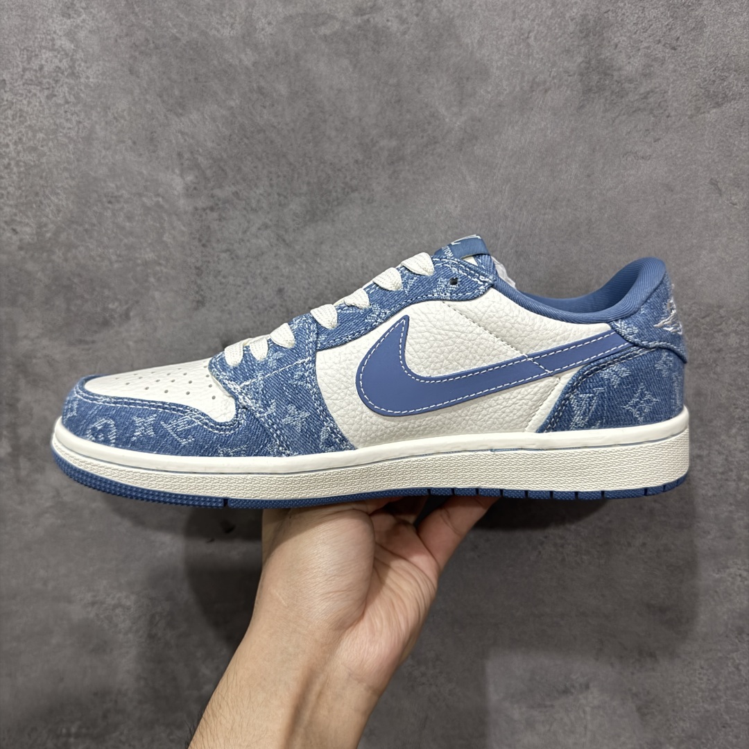 图片[2]-【定制版】Travis Scott x Fragment Design x Air Jordan 1 Low OG SP AJ1 乔1 LV联名 天空蓝牛仔 低帮文化休闲板鞋 SC0601-056  #多方联名合作融合了Travis Scott 独特的音乐风格，藤原浩个性的设计风格以及Jordan品牌的经典元素 使其成为一双具有独特身份和价值的鞋子 清新而立体的外观加上联名标识更突出了其独特身份 这种配色方案显示出活力和时尚感 在视觉上引人注目 鞋身的质感和细腻的细节处理使其显得高端而格调十足 这款“倒钩”联名是设计与创意完美结合 融合多方的个性风格是一款备受瞩目的潮流鞋款  尺码：36 36.5 37.5 38 38.5 39 40 40.5 41 42 42.5 43 44 44.5 45 编码：HXSB330340-选品中心