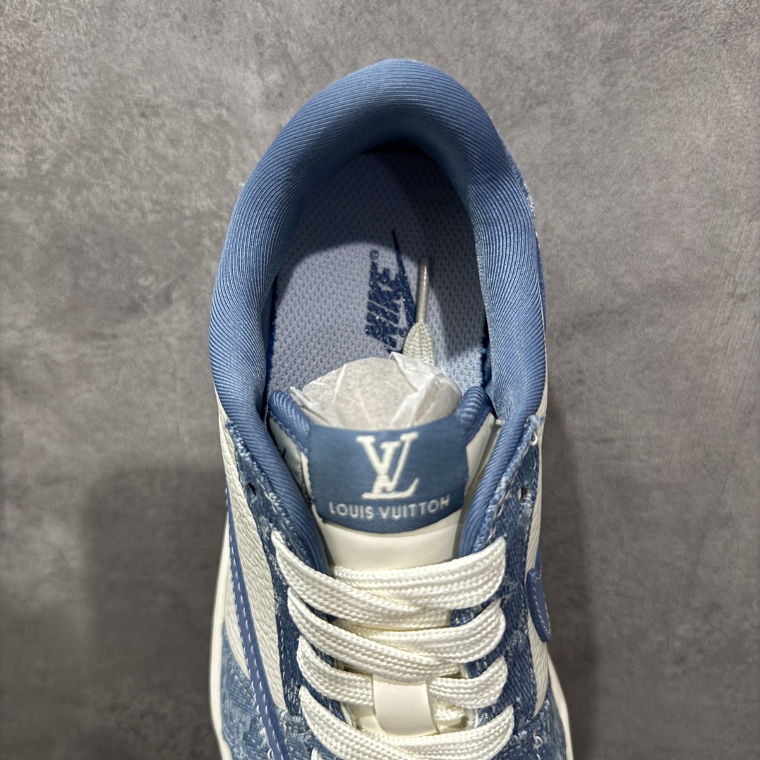 图片[8]-【定制版】Travis Scott x Fragment Design x Air Jordan 1 Low OG SP AJ1 乔1 LV联名 天空蓝牛仔 低帮文化休闲板鞋 SC0601-056  #多方联名合作融合了Travis Scott 独特的音乐风格，藤原浩个性的设计风格以及Jordan品牌的经典元素 使其成为一双具有独特身份和价值的鞋子 清新而立体的外观加上联名标识更突出了其独特身份 这种配色方案显示出活力和时尚感 在视觉上引人注目 鞋身的质感和细腻的细节处理使其显得高端而格调十足 这款“倒钩”联名是设计与创意完美结合 融合多方的个性风格是一款备受瞩目的潮流鞋款  尺码：36 36.5 37.5 38 38.5 39 40 40.5 41 42 42.5 43 44 44.5 45 编码：HXSB330340-选品中心