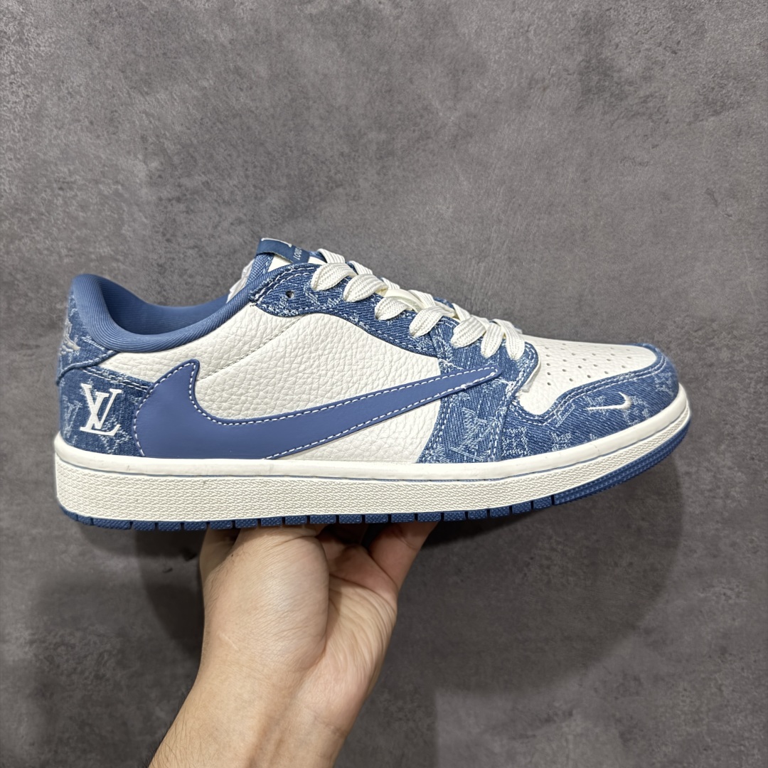 【定制版】Travis Scott x Fragment Design x Air Jordan 1 Low OG SP AJ1 乔1 LV联名 天空蓝牛仔 低帮文化休闲板鞋 SC0601-056  #多方联名合作融合了Travis Scott 独特的音乐风格,藤原浩个性的设计风格以及Jordan品牌的经典元素 使其成为一双具有独特身份和价值的鞋子 清新而立体的外观加上联名标识更突出了其独特身份 这种配色方案显示出活力和时尚感 在视觉上引人注目 鞋身的质感和细腻的细节处理使其显得高端而格调十足 这款“倒钩”联名是设计与创意完美结合 融合多方的个性风格是一款备受瞩目的潮流鞋款  尺码:36 36.5 37.5 38 38.5 39 40 40.5 41 42 42.5 43 44 44.5 45 编码:HXSB330340-选品中心