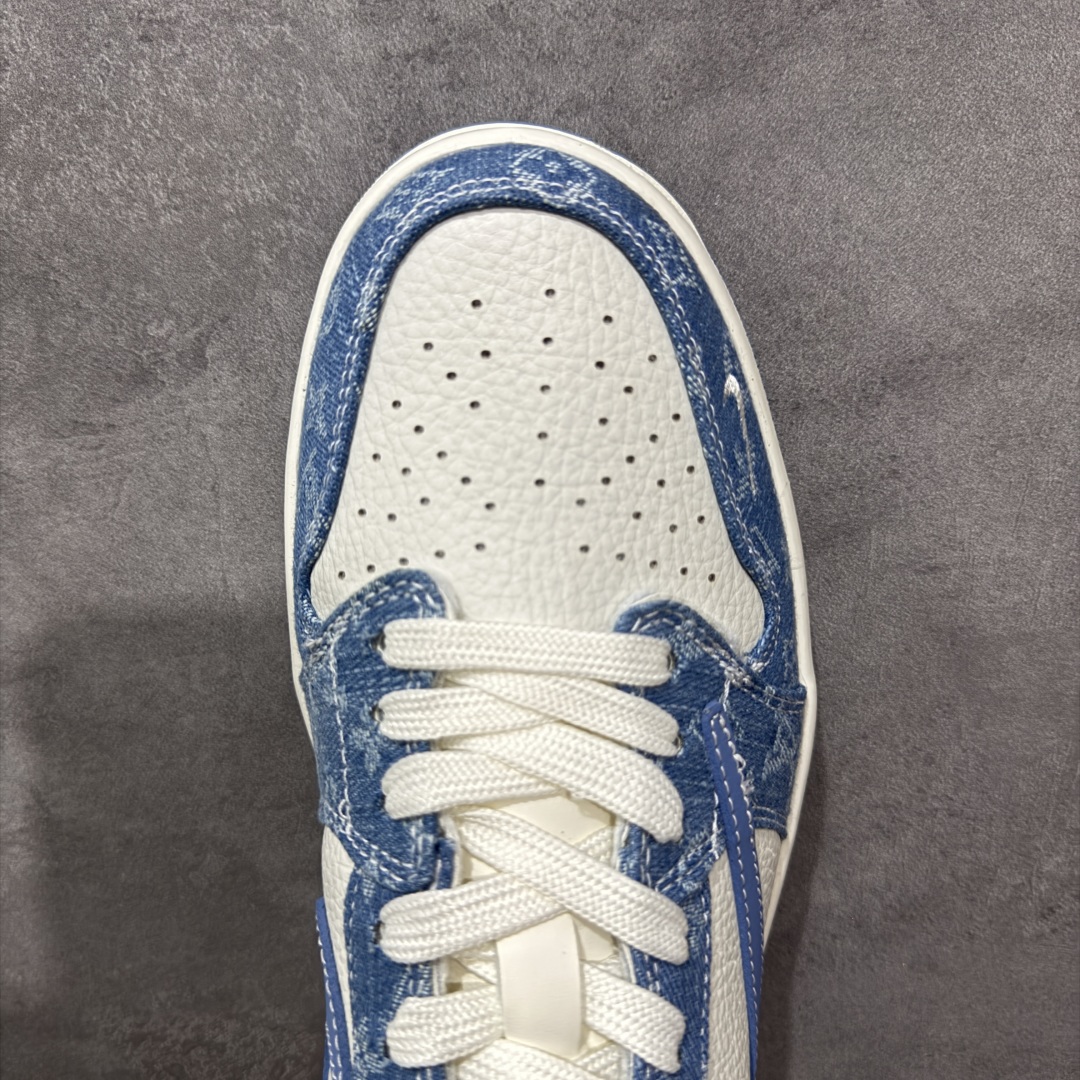 图片[5]-【定制版】Travis Scott x Fragment Design x Air Jordan 1 Low OG SP AJ1 乔1 LV联名 天空蓝牛仔 低帮文化休闲板鞋 SC0601-056  #多方联名合作融合了Travis Scott 独特的音乐风格，藤原浩个性的设计风格以及Jordan品牌的经典元素 使其成为一双具有独特身份和价值的鞋子 清新而立体的外观加上联名标识更突出了其独特身份 这种配色方案显示出活力和时尚感 在视觉上引人注目 鞋身的质感和细腻的细节处理使其显得高端而格调十足 这款“倒钩”联名是设计与创意完美结合 融合多方的个性风格是一款备受瞩目的潮流鞋款  尺码：36 36.5 37.5 38 38.5 39 40 40.5 41 42 42.5 43 44 44.5 45 编码：HXSB330340-选品中心