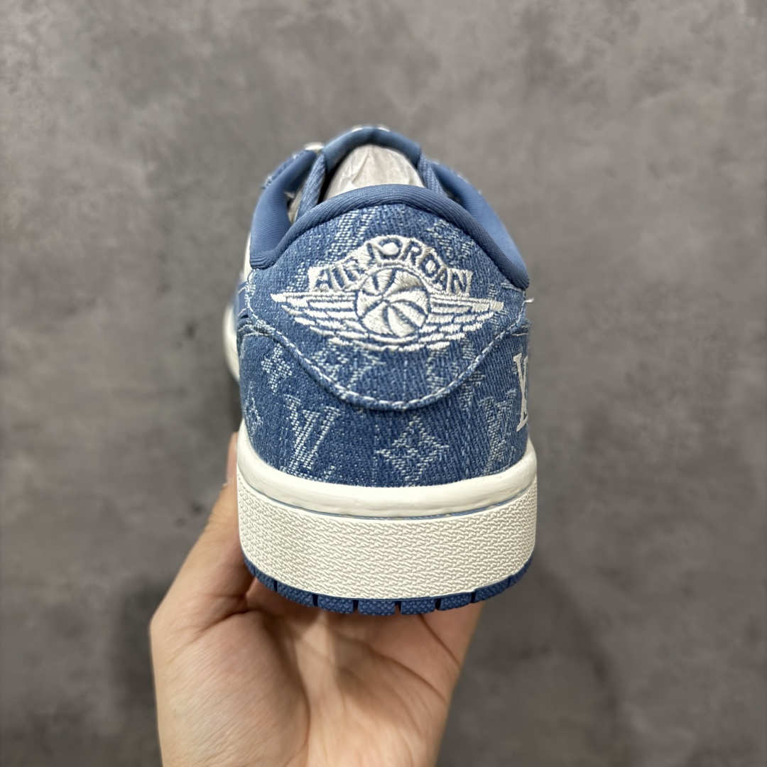 图片[4]-【定制版】Travis Scott x Fragment Design x Air Jordan 1 Low OG SP AJ1 乔1 LV联名 天空蓝牛仔 低帮文化休闲板鞋 SC0601-056  #多方联名合作融合了Travis Scott 独特的音乐风格，藤原浩个性的设计风格以及Jordan品牌的经典元素 使其成为一双具有独特身份和价值的鞋子 清新而立体的外观加上联名标识更突出了其独特身份 这种配色方案显示出活力和时尚感 在视觉上引人注目 鞋身的质感和细腻的细节处理使其显得高端而格调十足 这款“倒钩”联名是设计与创意完美结合 融合多方的个性风格是一款备受瞩目的潮流鞋款  尺码：36 36.5 37.5 38 38.5 39 40 40.5 41 42 42.5 43 44 44.5 45 编码：HXSB330340-选品中心
