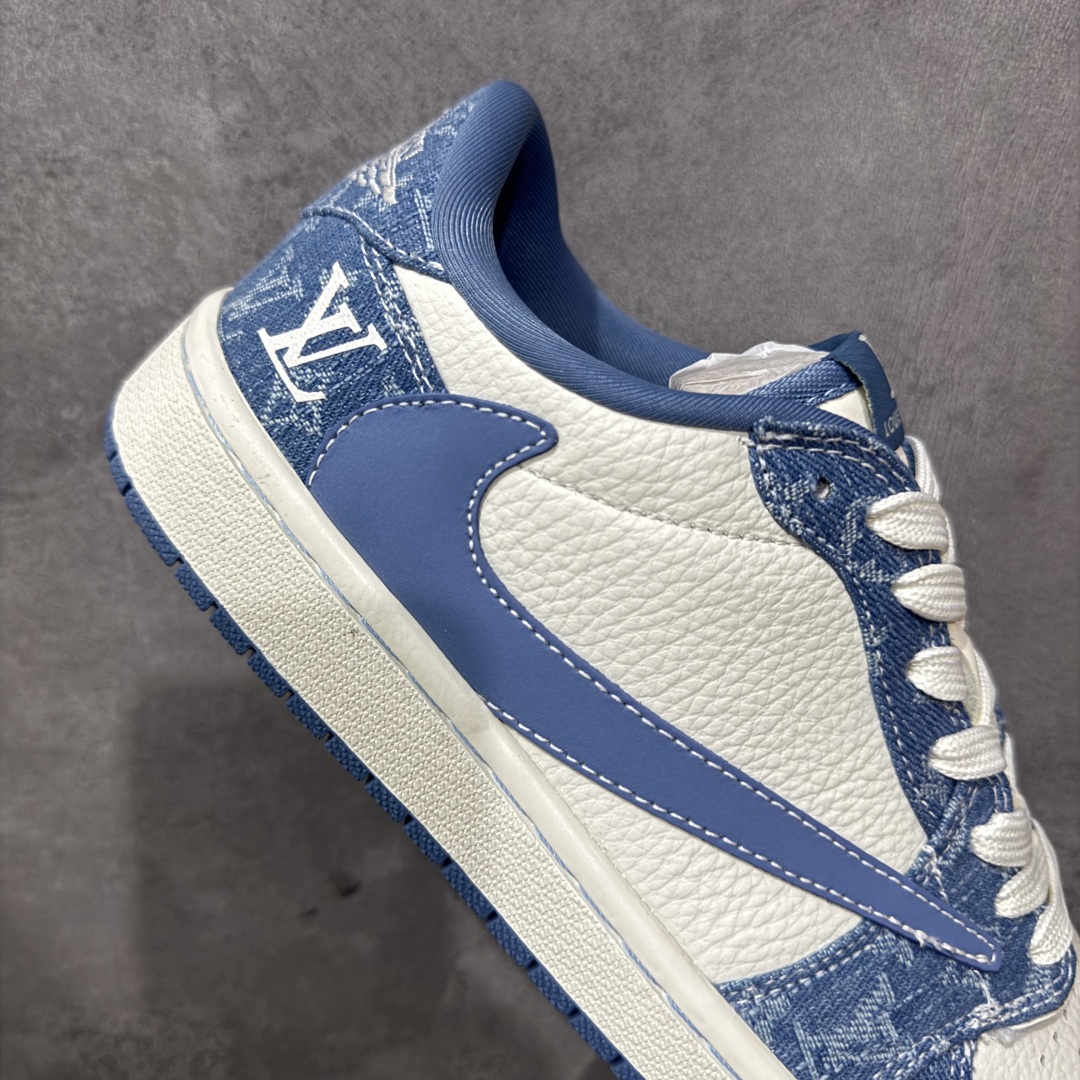 图片[7]-【定制版】Travis Scott x Fragment Design x Air Jordan 1 Low OG SP AJ1 乔1 LV联名 天空蓝牛仔 低帮文化休闲板鞋 SC0601-056  #多方联名合作融合了Travis Scott 独特的音乐风格，藤原浩个性的设计风格以及Jordan品牌的经典元素 使其成为一双具有独特身份和价值的鞋子 清新而立体的外观加上联名标识更突出了其独特身份 这种配色方案显示出活力和时尚感 在视觉上引人注目 鞋身的质感和细腻的细节处理使其显得高端而格调十足 这款“倒钩”联名是设计与创意完美结合 融合多方的个性风格是一款备受瞩目的潮流鞋款  尺码：36 36.5 37.5 38 38.5 39 40 40.5 41 42 42.5 43 44 44.5 45 编码：HXSB330340-选品中心