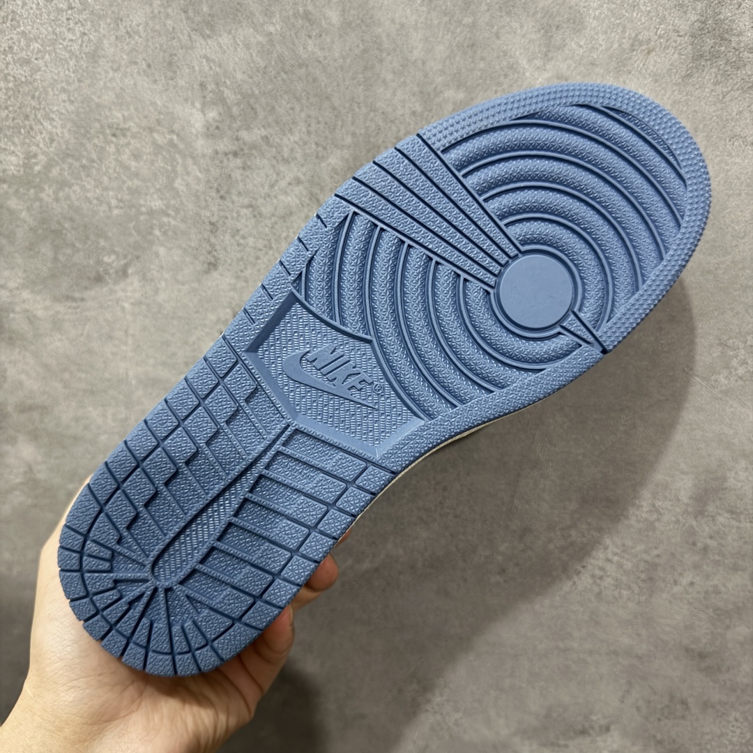 图片[9]-【定制版】Travis Scott x Fragment Design x Air Jordan 1 Low OG SP AJ1 乔1 LV联名 天空蓝牛仔 低帮文化休闲板鞋 SC0601-056  #多方联名合作融合了Travis Scott 独特的音乐风格，藤原浩个性的设计风格以及Jordan品牌的经典元素 使其成为一双具有独特身份和价值的鞋子 清新而立体的外观加上联名标识更突出了其独特身份 这种配色方案显示出活力和时尚感 在视觉上引人注目 鞋身的质感和细腻的细节处理使其显得高端而格调十足 这款“倒钩”联名是设计与创意完美结合 融合多方的个性风格是一款备受瞩目的潮流鞋款  尺码：36 36.5 37.5 38 38.5 39 40 40.5 41 42 42.5 43 44 44.5 45 编码：HXSB330340-选品中心