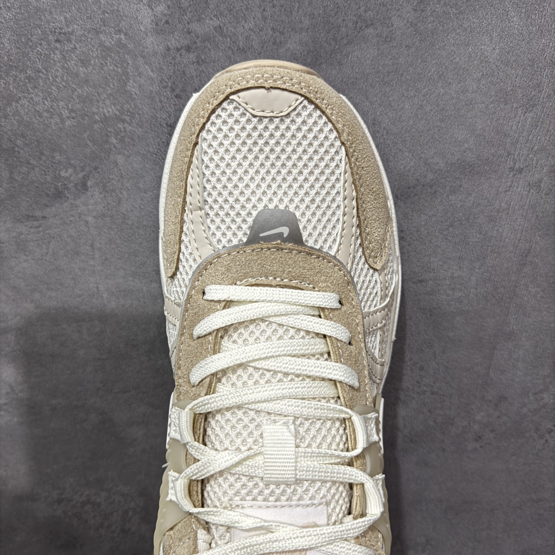 图片[5]-【公司级】耐克NIKE V2K RUN跑步鞋复古风潮 网面透气运动鞋 灰银紧致的鞋面材质提供良好的包裹性鞋侧 Swoosh以及鞋头部分搭配增添不少亮点的镀铬细节鞋垫上印有Bill Bowerman头像 将细节拉满中底饰有独特的做旧效果 最后搭载黑色外底凸显整双鞋的复古气质 货号：HV3917-133 尺码：36 36.5 37.5 38 38.5 39 40 40.5 41 42 42.5 43 44 45-选品中心