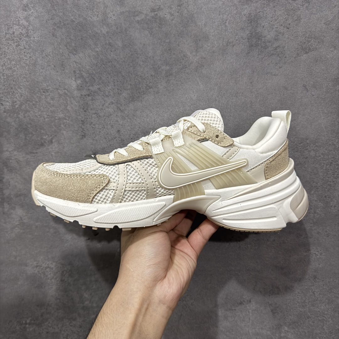 图片[2]-【公司级】耐克NIKE V2K RUN跑步鞋复古风潮 网面透气运动鞋 灰银紧致的鞋面材质提供良好的包裹性鞋侧 Swoosh以及鞋头部分搭配增添不少亮点的镀铬细节鞋垫上印有Bill Bowerman头像 将细节拉满中底饰有独特的做旧效果 最后搭载黑色外底凸显整双鞋的复古气质 货号：HV3917-133 尺码：36 36.5 37.5 38 38.5 39 40 40.5 41 42 42.5 43 44 45-选品中心