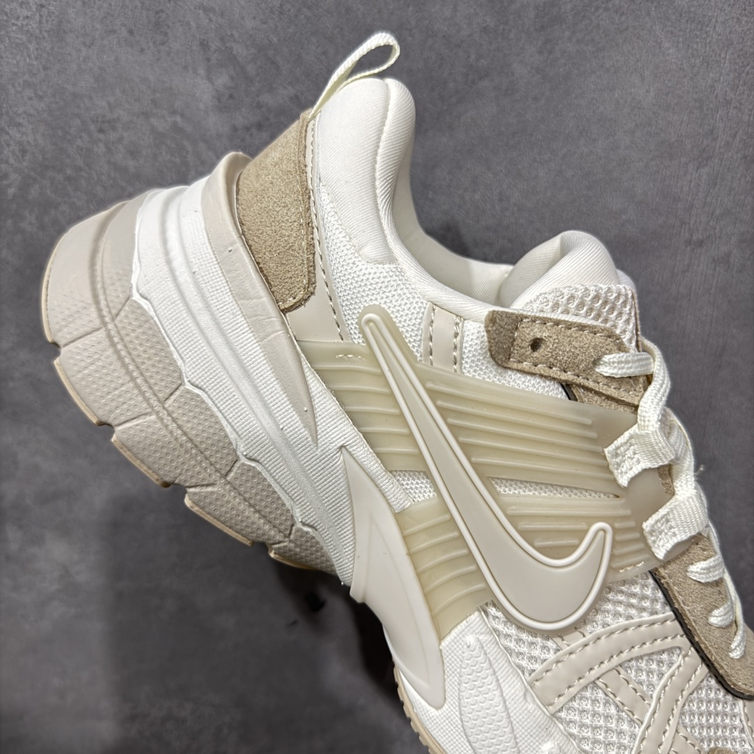 图片[7]-【公司级】耐克NIKE V2K RUN跑步鞋复古风潮 网面透气运动鞋 灰银紧致的鞋面材质提供良好的包裹性鞋侧 Swoosh以及鞋头部分搭配增添不少亮点的镀铬细节鞋垫上印有Bill Bowerman头像 将细节拉满中底饰有独特的做旧效果 最后搭载黑色外底凸显整双鞋的复古气质 货号：HV3917-133 尺码：36 36.5 37.5 38 38.5 39 40 40.5 41 42 42.5 43 44 45-选品中心