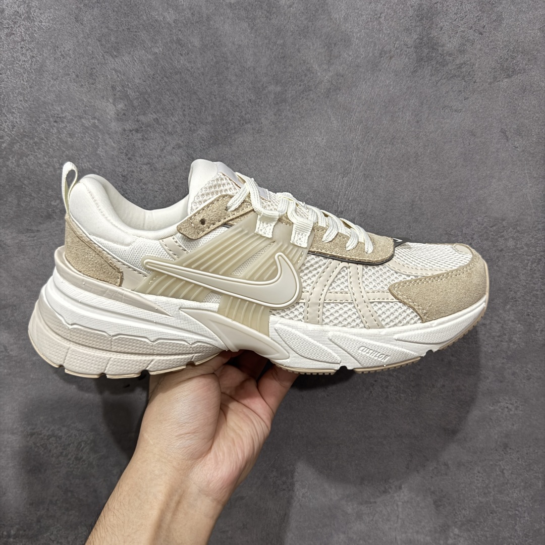 【公司级】耐克NIKE V2K RUN跑步鞋复古风潮 网面透气运动鞋 灰银紧致的鞋面材质提供良好的包裹性鞋侧 Swoosh以及鞋头部分搭配增添不少亮点的镀铬细节鞋垫上印有Bill Bowerman头像 将细节拉满中底饰有独特的做旧效果 最后搭载黑色外底凸显整双鞋的复古气质 货号：HV3917-133 尺码：36 36.5 37.5 38 38.5 39 40 40.5 41 42 42.5 43 44 45-选品中心