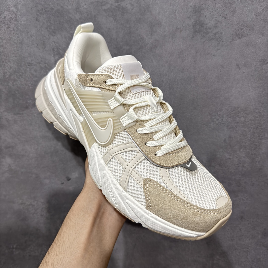 图片[3]-【公司级】耐克NIKE V2K RUN跑步鞋复古风潮 网面透气运动鞋 灰银紧致的鞋面材质提供良好的包裹性鞋侧 Swoosh以及鞋头部分搭配增添不少亮点的镀铬细节鞋垫上印有Bill Bowerman头像 将细节拉满中底饰有独特的做旧效果 最后搭载黑色外底凸显整双鞋的复古气质 货号：HV3917-133 尺码：36 36.5 37.5 38 38.5 39 40 40.5 41 42 42.5 43 44 45-选品中心