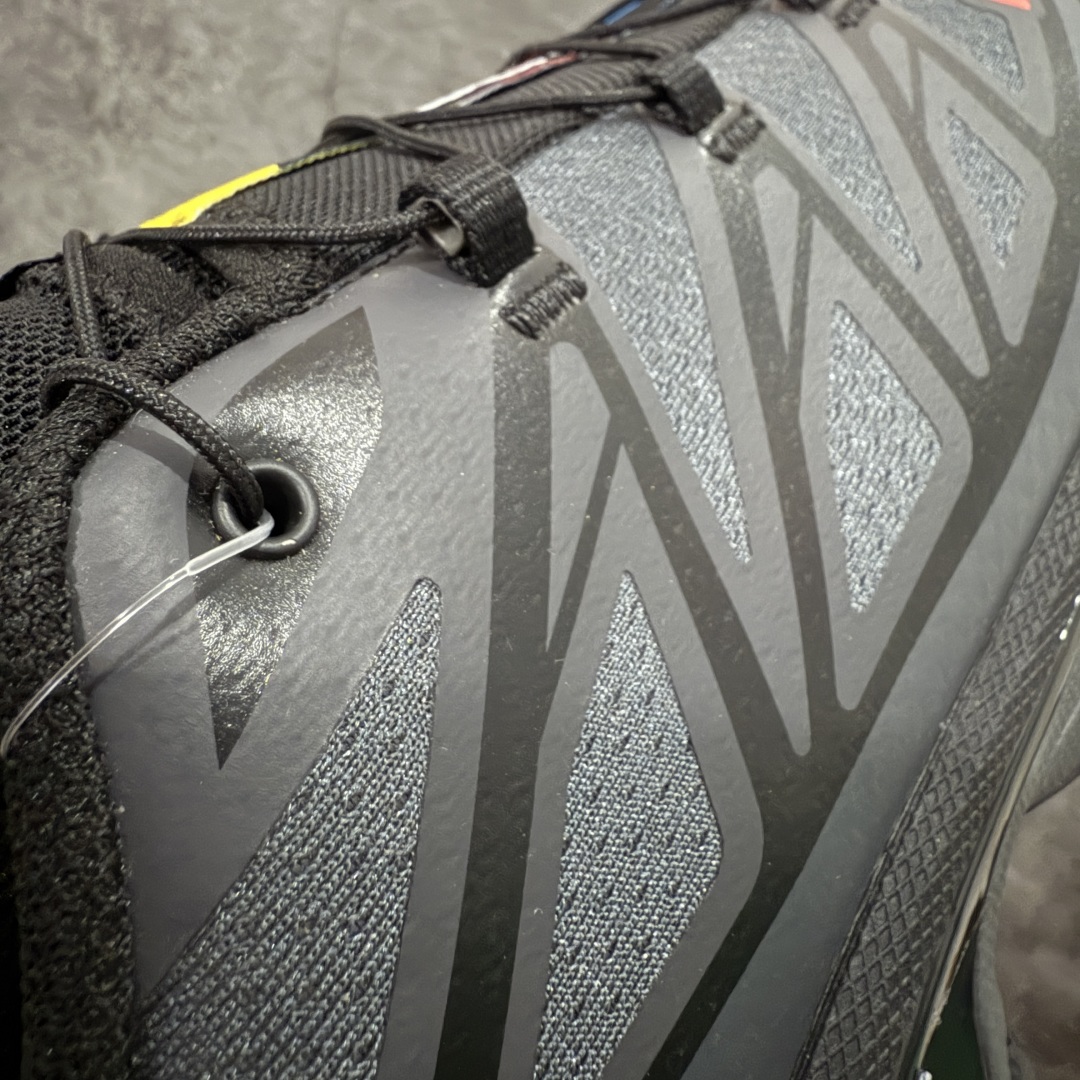 图片[4]-【纯原巅峰版】JJJJound x SALOMON萨洛蒙 XT-6 舒适百搭 耐磨透气支撑 低帮 户外功能鞋 男女同款 黑红色 外机能登山跑鞋 纯原外贸平台特供订单 耗时半年巨作 全套原纸板楦头开发 原厂特供网布配套加持 确保原汁原味 完美呈现版型 原档数据独家私模五层组合大底 原装Ortholite轻量化鞋垫 中底布带钢印编号 原厂TPU锁扣 进口港宝加持 后跟自然饱满 还原公司包裹性 鞋面以“锯齿”状的包裹系统呈现 在基色底之下加入了各种色点缀 将公司的最新技术和时尚前卫的造型融入耐用的长跑款式中 鞋面由 TPU 薄膜制成 并焊接在高耐磨网眼上 使其既时尚又坚固 由 ACS底盘支撑 可增强稳定性和支撑力 以及由橡胶凸耳 Contragrip外底覆盖的 EVA 缓冲中底 旨在应对崎岖的地形 鞋舌上的彩色Salomon 标签、Quicklace 系统以及鞋头、鞋舌和鞋跟上的附加品牌使细节更加完美 让穿着者可以轻松驾驭户外与通勤下的任何运动生活场景 无缝鞋身户外随意纵横 颜值与脚感兼备 出街通勤 绝对非常吸睛 你值得拥有 尺码：36 36.5 37.5 38 38.5 39 40 40.5 41 42 42.5 43 44 44.5 45 46-选品中心