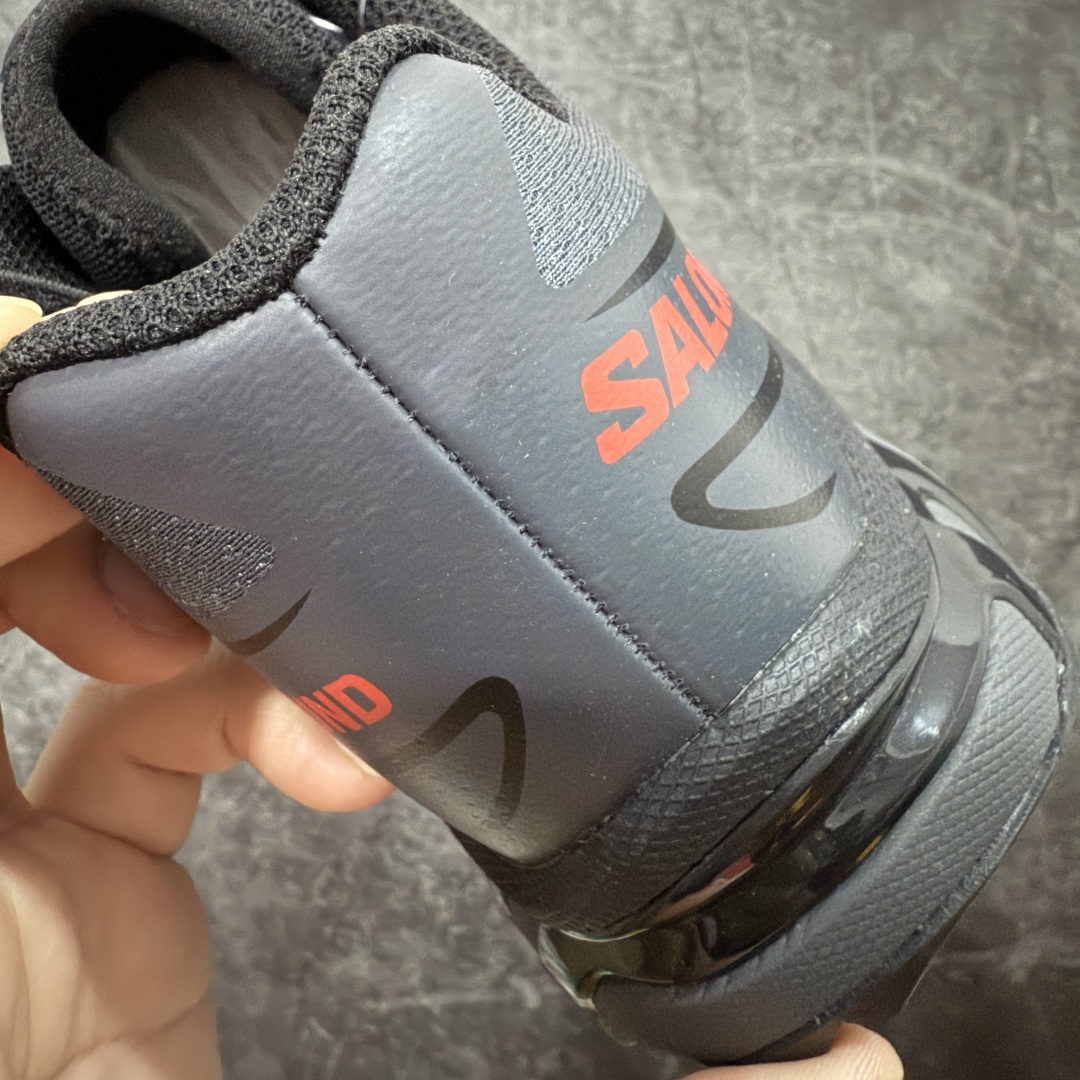 图片[2]-【纯原巅峰版】JJJJound x SALOMON萨洛蒙 XT-6 舒适百搭 耐磨透气支撑 低帮 户外功能鞋 男女同款 黑红色 外机能登山跑鞋 纯原外贸平台特供订单 耗时半年巨作 全套原纸板楦头开发 原厂特供网布配套加持 确保原汁原味 完美呈现版型 原档数据独家私模五层组合大底 原装Ortholite轻量化鞋垫 中底布带钢印编号 原厂TPU锁扣 进口港宝加持 后跟自然饱满 还原公司包裹性 鞋面以“锯齿”状的包裹系统呈现 在基色底之下加入了各种色点缀 将公司的最新技术和时尚前卫的造型融入耐用的长跑款式中 鞋面由 TPU 薄膜制成 并焊接在高耐磨网眼上 使其既时尚又坚固 由 ACS底盘支撑 可增强稳定性和支撑力 以及由橡胶凸耳 Contragrip外底覆盖的 EVA 缓冲中底 旨在应对崎岖的地形 鞋舌上的彩色Salomon 标签、Quicklace 系统以及鞋头、鞋舌和鞋跟上的附加品牌使细节更加完美 让穿着者可以轻松驾驭户外与通勤下的任何运动生活场景 无缝鞋身户外随意纵横 颜值与脚感兼备 出街通勤 绝对非常吸睛 你值得拥有 尺码：36 36.5 37.5 38 38.5 39 40 40.5 41 42 42.5 43 44 44.5 45 46-选品中心