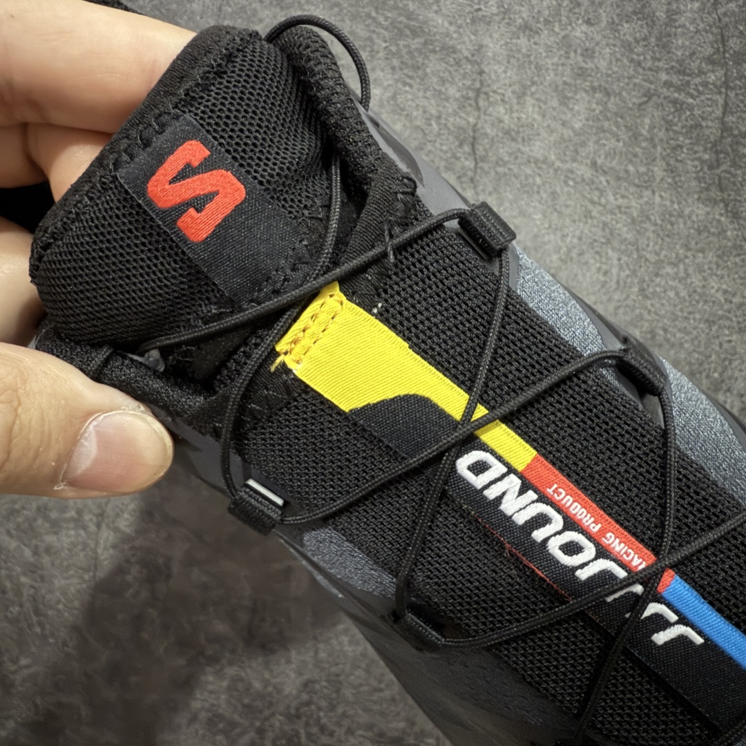 图片[6]-【纯原巅峰版】JJJJound x SALOMON萨洛蒙 XT-6 舒适百搭 耐磨透气支撑 低帮 户外功能鞋 男女同款 黑红色 外机能登山跑鞋 纯原外贸平台特供订单 耗时半年巨作 全套原纸板楦头开发 原厂特供网布配套加持 确保原汁原味 完美呈现版型 原档数据独家私模五层组合大底 原装Ortholite轻量化鞋垫 中底布带钢印编号 原厂TPU锁扣 进口港宝加持 后跟自然饱满 还原公司包裹性 鞋面以“锯齿”状的包裹系统呈现 在基色底之下加入了各种色点缀 将公司的最新技术和时尚前卫的造型融入耐用的长跑款式中 鞋面由 TPU 薄膜制成 并焊接在高耐磨网眼上 使其既时尚又坚固 由 ACS底盘支撑 可增强稳定性和支撑力 以及由橡胶凸耳 Contragrip外底覆盖的 EVA 缓冲中底 旨在应对崎岖的地形 鞋舌上的彩色Salomon 标签、Quicklace 系统以及鞋头、鞋舌和鞋跟上的附加品牌使细节更加完美 让穿着者可以轻松驾驭户外与通勤下的任何运动生活场景 无缝鞋身户外随意纵横 颜值与脚感兼备 出街通勤 绝对非常吸睛 你值得拥有 尺码：36 36.5 37.5 38 38.5 39 40 40.5 41 42 42.5 43 44 44.5 45 46-选品中心