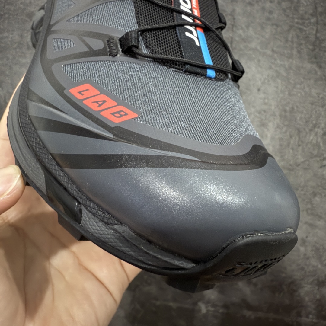 图片[5]-【纯原巅峰版】JJJJound x SALOMON萨洛蒙 XT-6 舒适百搭 耐磨透气支撑 低帮 户外功能鞋 男女同款 黑红色 外机能登山跑鞋 纯原外贸平台特供订单 耗时半年巨作 全套原纸板楦头开发 原厂特供网布配套加持 确保原汁原味 完美呈现版型 原档数据独家私模五层组合大底 原装Ortholite轻量化鞋垫 中底布带钢印编号 原厂TPU锁扣 进口港宝加持 后跟自然饱满 还原公司包裹性 鞋面以“锯齿”状的包裹系统呈现 在基色底之下加入了各种色点缀 将公司的最新技术和时尚前卫的造型融入耐用的长跑款式中 鞋面由 TPU 薄膜制成 并焊接在高耐磨网眼上 使其既时尚又坚固 由 ACS底盘支撑 可增强稳定性和支撑力 以及由橡胶凸耳 Contragrip外底覆盖的 EVA 缓冲中底 旨在应对崎岖的地形 鞋舌上的彩色Salomon 标签、Quicklace 系统以及鞋头、鞋舌和鞋跟上的附加品牌使细节更加完美 让穿着者可以轻松驾驭户外与通勤下的任何运动生活场景 无缝鞋身户外随意纵横 颜值与脚感兼备 出街通勤 绝对非常吸睛 你值得拥有 尺码：36 36.5 37.5 38 38.5 39 40 40.5 41 42 42.5 43 44 44.5 45 46-选品中心