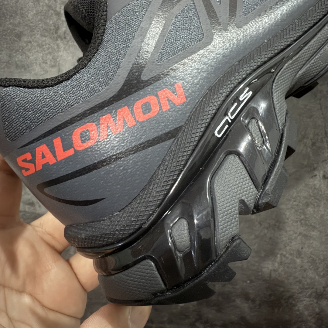 图片[3]-【纯原巅峰版】JJJJound x SALOMON萨洛蒙 XT-6 舒适百搭 耐磨透气支撑 低帮 户外功能鞋 男女同款 黑红色 外机能登山跑鞋 纯原外贸平台特供订单 耗时半年巨作 全套原纸板楦头开发 原厂特供网布配套加持 确保原汁原味 完美呈现版型 原档数据独家私模五层组合大底 原装Ortholite轻量化鞋垫 中底布带钢印编号 原厂TPU锁扣 进口港宝加持 后跟自然饱满 还原公司包裹性 鞋面以“锯齿”状的包裹系统呈现 在基色底之下加入了各种色点缀 将公司的最新技术和时尚前卫的造型融入耐用的长跑款式中 鞋面由 TPU 薄膜制成 并焊接在高耐磨网眼上 使其既时尚又坚固 由 ACS底盘支撑 可增强稳定性和支撑力 以及由橡胶凸耳 Contragrip外底覆盖的 EVA 缓冲中底 旨在应对崎岖的地形 鞋舌上的彩色Salomon 标签、Quicklace 系统以及鞋头、鞋舌和鞋跟上的附加品牌使细节更加完美 让穿着者可以轻松驾驭户外与通勤下的任何运动生活场景 无缝鞋身户外随意纵横 颜值与脚感兼备 出街通勤 绝对非常吸睛 你值得拥有 尺码：36 36.5 37.5 38 38.5 39 40 40.5 41 42 42.5 43 44 44.5 45 46-选品中心