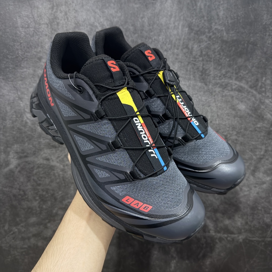 【纯原巅峰版】JJJJound x SALOMON萨洛蒙 XT-6 舒适百搭 耐磨透气支撑 低帮 户外功能鞋 男女同款 黑红色 外机能登山跑鞋 纯原外贸平台特供订单 耗时半年巨作 全套原纸板楦头开发 原厂特供网布配套加持 确保原汁原味 完美呈现版型 原档数据独家私模五层组合大底 原装Ortholite轻量化鞋垫 中底布带钢印编号 原厂TPU锁扣 进口港宝加持 后跟自然饱满 还原公司包裹性 鞋面以“锯齿”状的包裹系统呈现 在基色底之下加入了各种色点缀 将公司的最新技术和时尚前卫的造型融入耐用的长跑款式中 鞋面由 TPU 薄膜制成 并焊接在高耐磨网眼上 使其既时尚又坚固 由 ACS底盘支撑 可增强稳定性和支撑力 以及由橡胶凸耳 Contragrip外底覆盖的 EVA 缓冲中底 旨在应对崎岖的地形 鞋舌上的彩色Salomon 标签、Quicklace 系统以及鞋头、鞋舌和鞋跟上的附加品牌使细节更加完美 让穿着者可以轻松驾驭户外与通勤下的任何运动生活场景 无缝鞋身户外随意纵横 颜值与脚感兼备 出街通勤 绝对非常吸睛 你值得拥有 尺码:36 36.5 37.5 38 38.5 39 40 40.5 41 42 42.5 43 44 44.5 45 46-选品中心