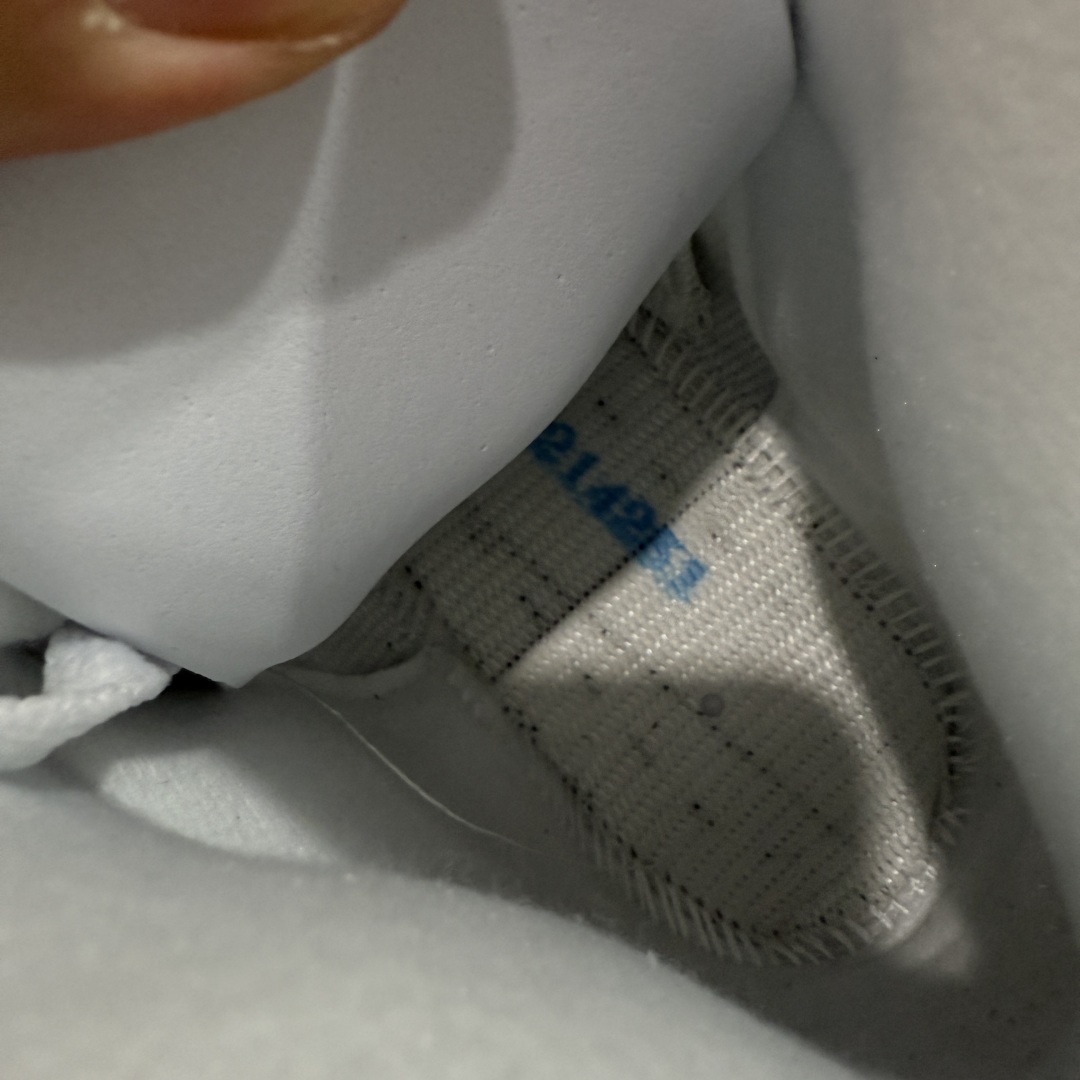 图片[7]-【外贸纯原版】Jordan Air Jordan 5 金属白银 纯原大厂出品 Air Jordan AJ5 Retro 原楦原纸板 原厂材料开发 细节把控到位 主供外贸客户 打造完美鞋型 纸板中底 钢印 完美版型 公司货既视感 皮料自行品鉴 最大开发到48.5 专供鬼佬 区别市面各种\”伪纯原\” 货号： HQ7978-103 尺码：40 40.5 41 42 42.5 43 44 44.5 45 45.5 46 47.5 48.5-选品中心