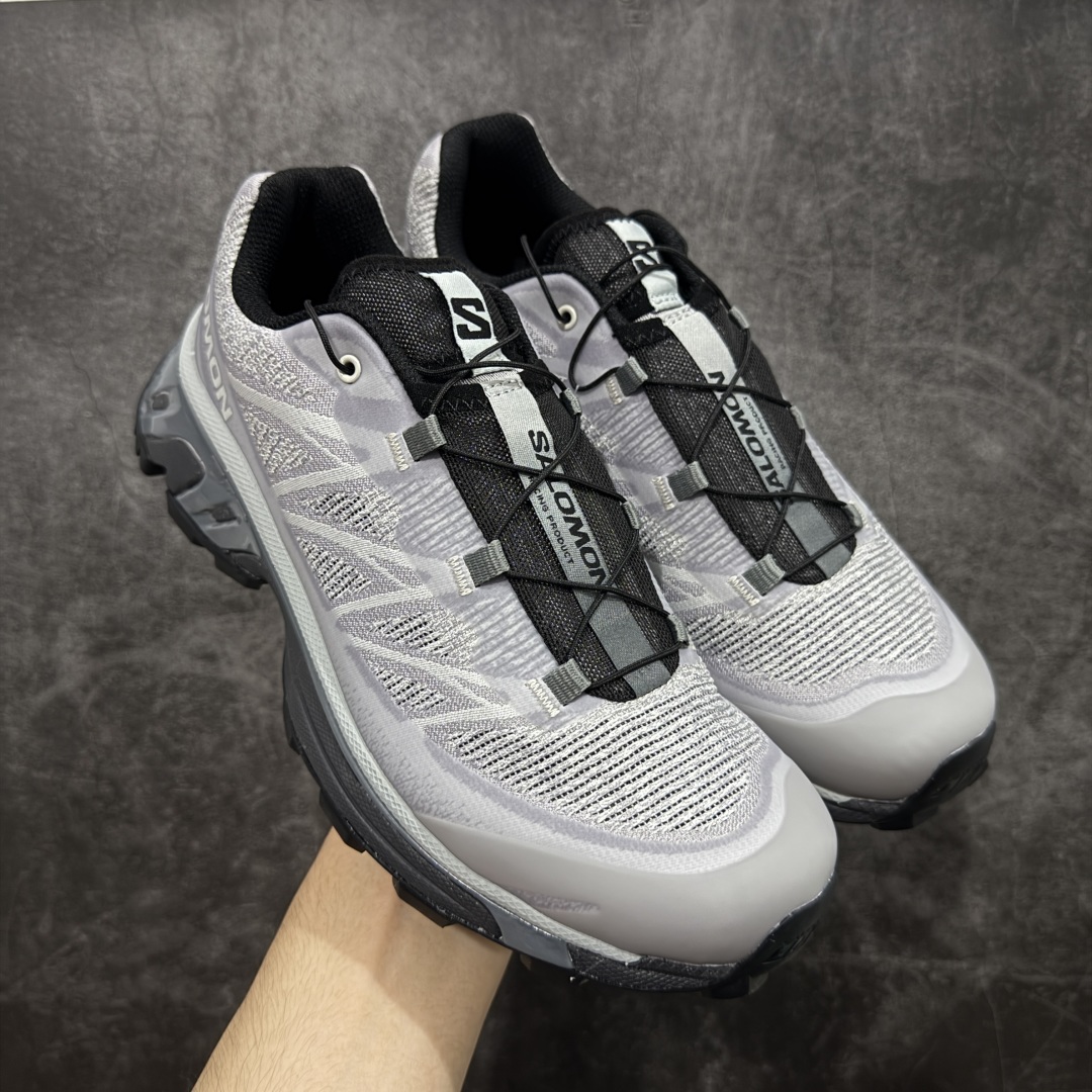 【绿X版】 SALOMON萨洛蒙 XT-6 SHADOW 舒适百搭 耐磨透气支撑 低帮 户外功能鞋 男女同款 深灰色 478738 外机能登山跑鞋 纯原外贸平台特供订单 耗时半年巨作 全套原纸板楦头开发 原厂特供网布配套加持 确保原汁原味 完美呈现版型 原档数据独家私模五层组合大底 男女鞋同步官方开发至46.5 原装Ortholite轻量化鞋垫 中底布带钢印编号 原厂TPU锁扣 进口港宝加持 后跟自然饱满 还原公司包裹性 鞋面以“锯齿”状的包裹系统呈现 在基色底之下加入了各种色点缀 将公司的最新技术和时尚前卫的造型融入耐用的长跑款式中 鞋面由 TPU 薄膜制成 并焊接在高耐磨网眼上 使其既时尚又坚固 由 ACS底盘支撑 可增强稳定性和支撑力 以及由橡胶凸耳 Contragrip外底覆盖的 EVA 缓冲中底 旨在应对崎岖的地形 鞋舌上的彩色Salomon 标签、Quicklace 系统以及鞋头、鞋舌和鞋跟上的附加品牌使细节更加完美 让穿着者可以轻松驾驭户外与通勤下的任何运动生活场景 无缝鞋身户外随意纵横 颜值与脚感兼备 出街通勤 绝对非常吸睛 你值得拥有 尺码:36 36.5 37.5 38 38.5 39 40 40.5 41 42 42.5 43 44 44.5 45 46 46.5-选品中心