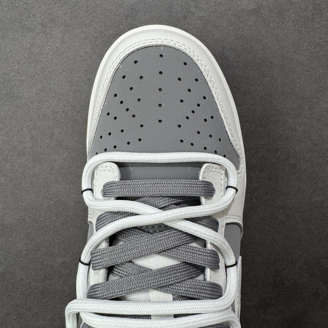 Nike Dunk Low 封狼居胥 白灰当白与灰化作鞋身主调，如硝烟与黎明交织，恰似战场初寂后的沉静与
