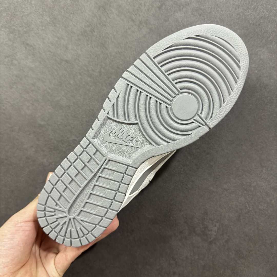 Nike Dunk Low 封狼居胥 白灰当白与灰化作鞋身主调，如硝烟与黎明交织，恰似战场初寂后的沉静与