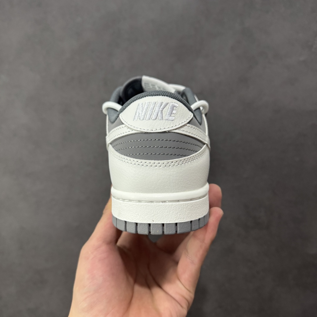 Nike Dunk Low 封狼居胥 白灰当白与灰化作鞋身主调，如硝烟与黎明交织，恰似战场初寂后的沉静与