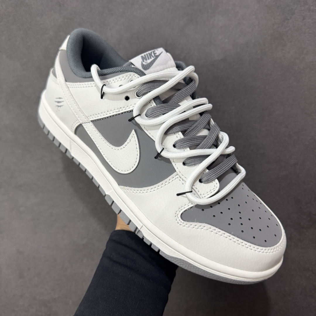 Nike Dunk Low 封狼居胥 白灰当白与灰化作鞋身主调，如硝烟与黎明交织，恰似战场初寂后的沉静与