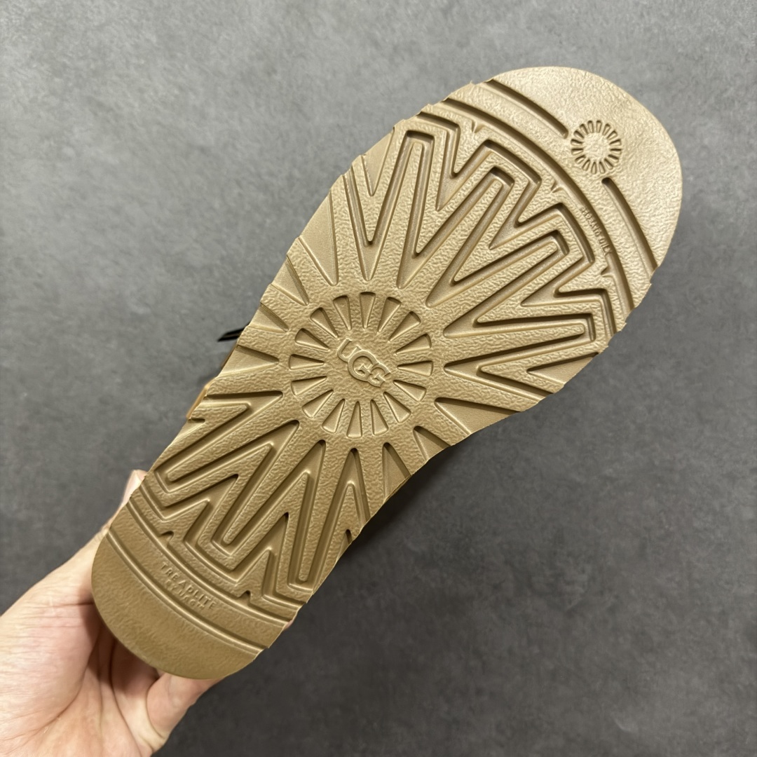 图片[9]-【顶级Y版】UGG 0720经典秋冬羊皮毛一体雪地靴 梅尔男鞋 桑坡大厂直供 拒绝高利润 区别杀猪版本 隆丰A级澳洲进口羊皮毛一体 完全遵循ZP工艺流程 代工厂原厂版师 秉承无原鞋不开发选择 注重每一处细节 市面最正版型 TREADLITE\”轻翼\”科技外底 轻便/耐用/柔韧/桩型 翻毛皮鞋面 细腻亲肤再生聚酯纤维滚边 舒适易打理 保暖性佳 UGG plush™ 里衬和内底 茸软亲肤 舒适暖足 经典鞋型搭配轻盈厚底 稳稳拿捏秋冬出街时髦造型 Treadlite by UGG 轻翼大底 轻盈缓震 为双足减负 舒适轻便 助你轻松畅玩整天 尺码：40-44-选品中心