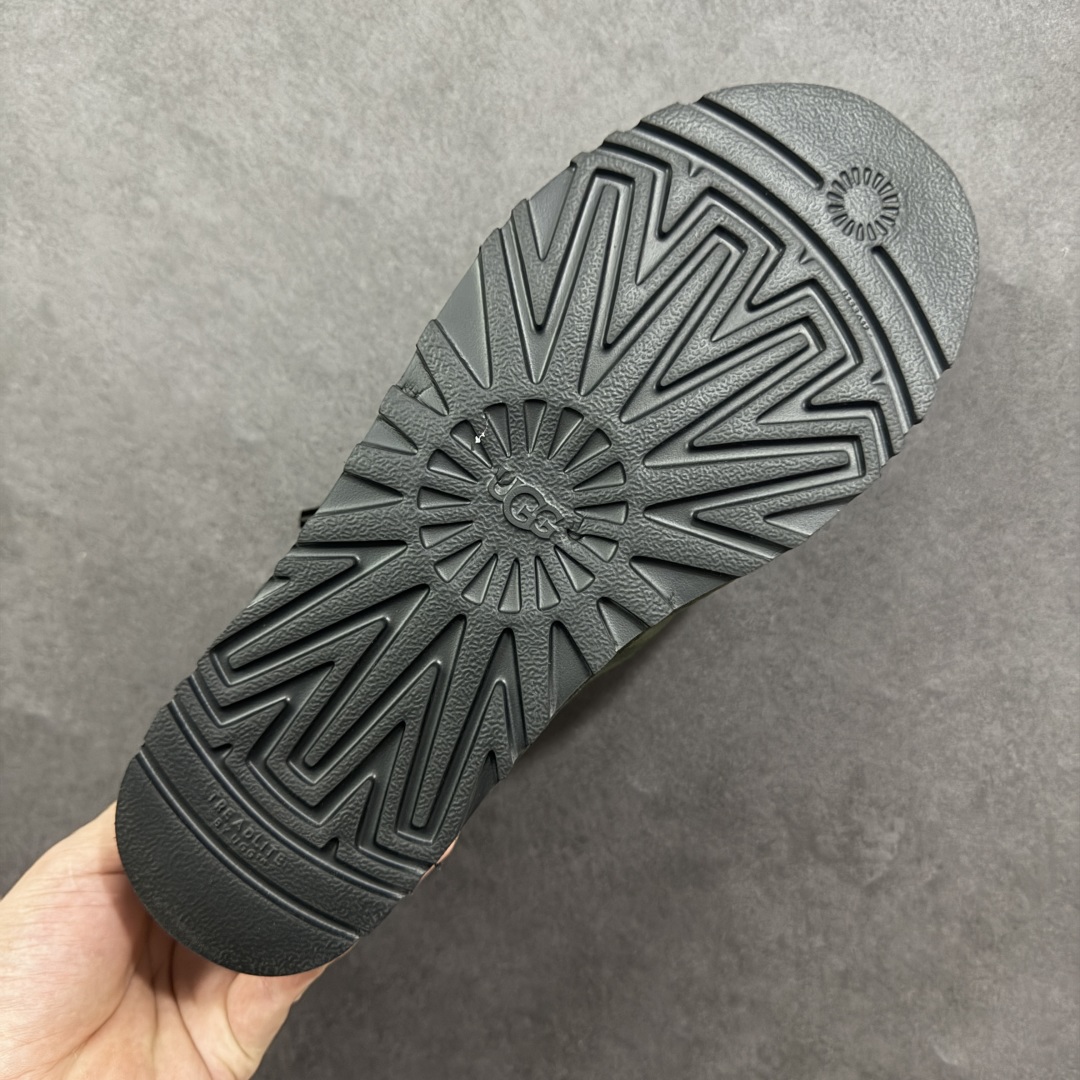 图片[9]-【顶级Y版】UGG 0720经典秋冬羊皮毛一体雪地靴 梅尔男鞋 桑坡大厂直供 拒绝高利润 区别杀猪版本 隆丰A级澳洲进口羊皮毛一体 完全遵循ZP工艺流程 代工厂原厂版师 秉承无原鞋不开发选择 注重每一处细节 市面最正版型 TREADLITE\”轻翼\”科技外底 轻便/耐用/柔韧/桩型 翻毛皮鞋面 细腻亲肤再生聚酯纤维滚边 舒适易打理 保暖性佳 UGG plush™ 里衬和内底 茸软亲肤 舒适暖足 经典鞋型搭配轻盈厚底 稳稳拿捏秋冬出街时髦造型 Treadlite by UGG 轻翼大底 轻盈缓震 为双足减负 舒适轻便 助你轻松畅玩整天 尺码：40-44-选品中心