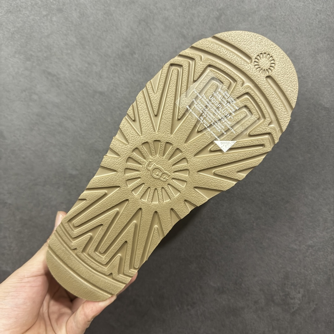 图片[9]-【顶级Y版】UGG 3891经典秋冬羊皮毛一体雪地靴 超mini迷你 桑坡大厂直供 拒绝高利润 区别杀猪版本 隆丰A级澳洲进口羊皮毛一体 完全遵循ZP工艺流程 代工厂原厂版师 秉承无原鞋不开发选择 注重每一处细节 市面最正版型 TREADLITE\”轻翼\”科技外底 轻便/耐用/柔韧/桩型 翻毛皮鞋面 细腻亲肤再生聚酯纤维滚边 舒适易打理 保暖性佳 UGG plush™ 里衬和内底 茸软亲肤 舒适暖足 经典鞋型搭配轻盈厚底 稳稳拿捏秋冬出街时髦造型 Treadlite by UGG 轻翼大底 轻盈缓震 为双足减负 舒适轻便 助你轻松畅玩整天 尺码：35-40-选品中心