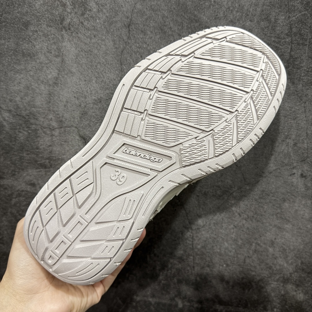 图片[9]-【XA纯原版】Balenciaga Hamptons Worn-Out 巴黎世家十八18代 涤纶（聚酯纤维）牛皮革 圆头系带 低帮 生活休闲鞋板鞋 全套原纸板楦头开发 最原汁原味的灵魂版型 全鞋荧光划线卡点 胶水把控整洁度追求极致完美 每一双都是工艺品 多重QC质检 超越公司货的品控标准 实实在在的免检产品 原盒原配 正确字体电绣 粗细、位置、大小正确 侧边TPU 透气孔匹配意产原版 正确分离大底 TPU软底 原版一致大底LOGO 立体感十足 原厂皮料水洗做旧 采购原厂网纱 偏大一码 尺码：35 36 37 38 39 40 41 42 43 44 45 46-选品中心