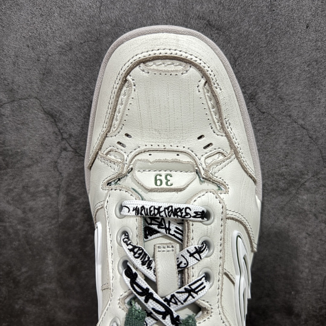 图片[5]-【XA纯原版】Balenciaga Hamptons Worn-Out 巴黎世家十八18代 涤纶（聚酯纤维）牛皮革 圆头系带 低帮 生活休闲鞋板鞋 全套原纸板楦头开发 最原汁原味的灵魂版型 全鞋荧光划线卡点 胶水把控整洁度追求极致完美 每一双都是工艺品 多重QC质检 超越公司货的品控标准 实实在在的免检产品 原盒原配 正确字体电绣 粗细、位置、大小正确 侧边TPU 透气孔匹配意产原版 正确分离大底 TPU软底 原版一致大底LOGO 立体感十足 原厂皮料水洗做旧 采购原厂网纱 偏大一码 尺码：35 36 37 38 39 40 41 42 43 44 45 46-选品中心