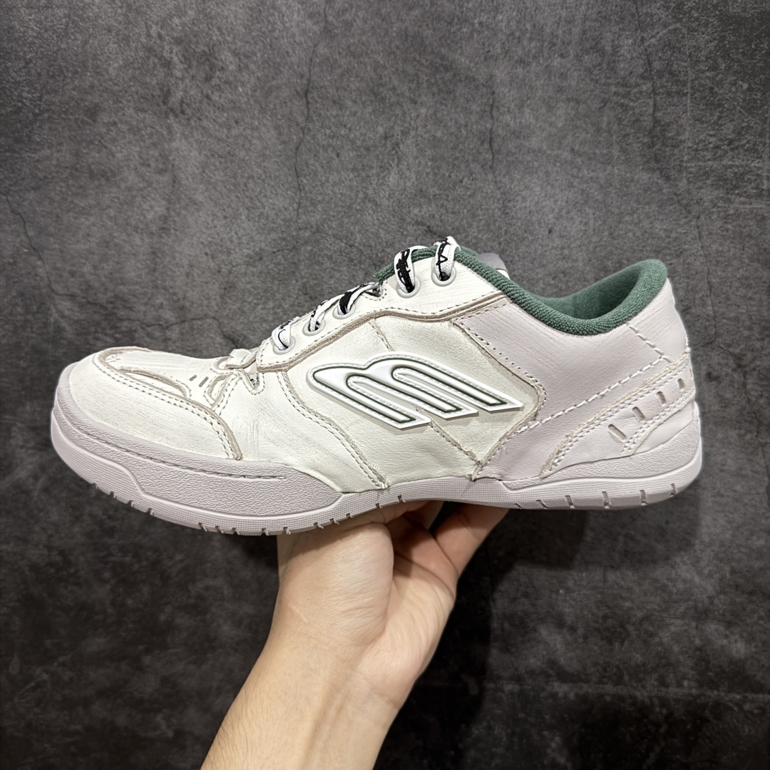 图片[2]-【XA纯原版】Balenciaga Hamptons Worn-Out 巴黎世家十八18代 涤纶（聚酯纤维）牛皮革 圆头系带 低帮 生活休闲鞋板鞋 全套原纸板楦头开发 最原汁原味的灵魂版型 全鞋荧光划线卡点 胶水把控整洁度追求极致完美 每一双都是工艺品 多重QC质检 超越公司货的品控标准 实实在在的免检产品 原盒原配 正确字体电绣 粗细、位置、大小正确 侧边TPU 透气孔匹配意产原版 正确分离大底 TPU软底 原版一致大底LOGO 立体感十足 原厂皮料水洗做旧 采购原厂网纱 偏大一码 尺码：35 36 37 38 39 40 41 42 43 44 45 46-选品中心