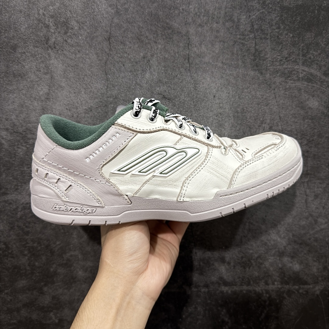【XA纯原版】Balenciaga Hamptons Worn-Out 巴黎世家十八18代 涤纶(聚酯纤维)牛皮革 圆头系带 低帮 生活休闲鞋板鞋 全套原纸板楦头开发 最原汁原味的灵魂版型 全鞋荧光划线卡点 胶水把控整洁度追求极致完美 每一双都是工艺品 多重QC质检 超越公司货的品控标准 实实在在的免检产品 原盒原配 正确字体电绣 粗细、位置、大小正确 侧边TPU 透气孔匹配意产原版 正确分离大底 TPU软底 原版一致大底LOGO 立体感十足 原厂皮料水洗做旧 采购原厂网纱 偏大一码 尺码:35 36 37 38 39 40 41 42 43 44 45 46-选品中心