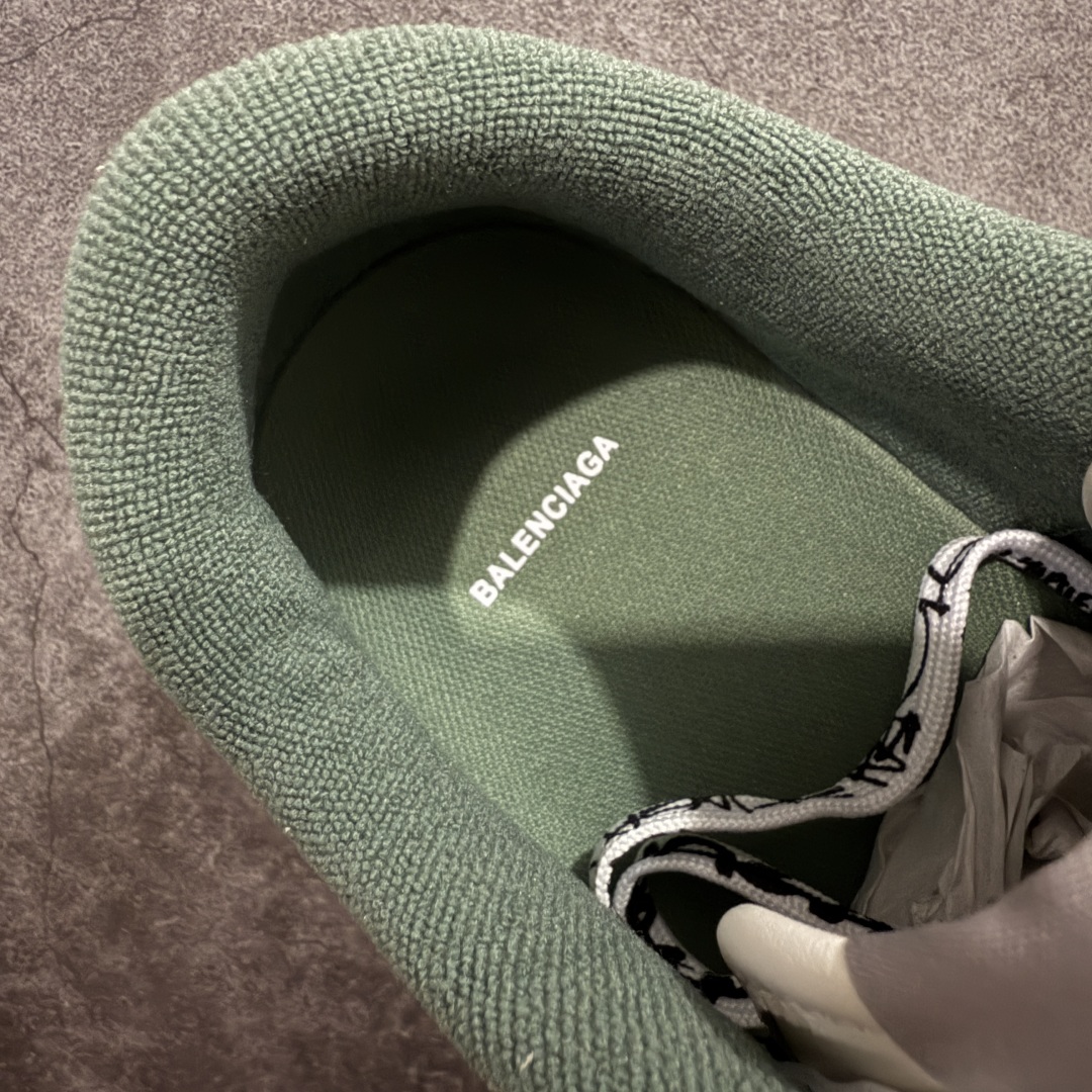 图片[8]-【XA纯原版】Balenciaga Hamptons Worn-Out 巴黎世家十八18代 涤纶（聚酯纤维）牛皮革 圆头系带 低帮 生活休闲鞋板鞋 全套原纸板楦头开发 最原汁原味的灵魂版型 全鞋荧光划线卡点 胶水把控整洁度追求极致完美 每一双都是工艺品 多重QC质检 超越公司货的品控标准 实实在在的免检产品 原盒原配 正确字体电绣 粗细、位置、大小正确 侧边TPU 透气孔匹配意产原版 正确分离大底 TPU软底 原版一致大底LOGO 立体感十足 原厂皮料水洗做旧 采购原厂网纱 偏大一码 尺码：35 36 37 38 39 40 41 42 43 44 45 46-选品中心