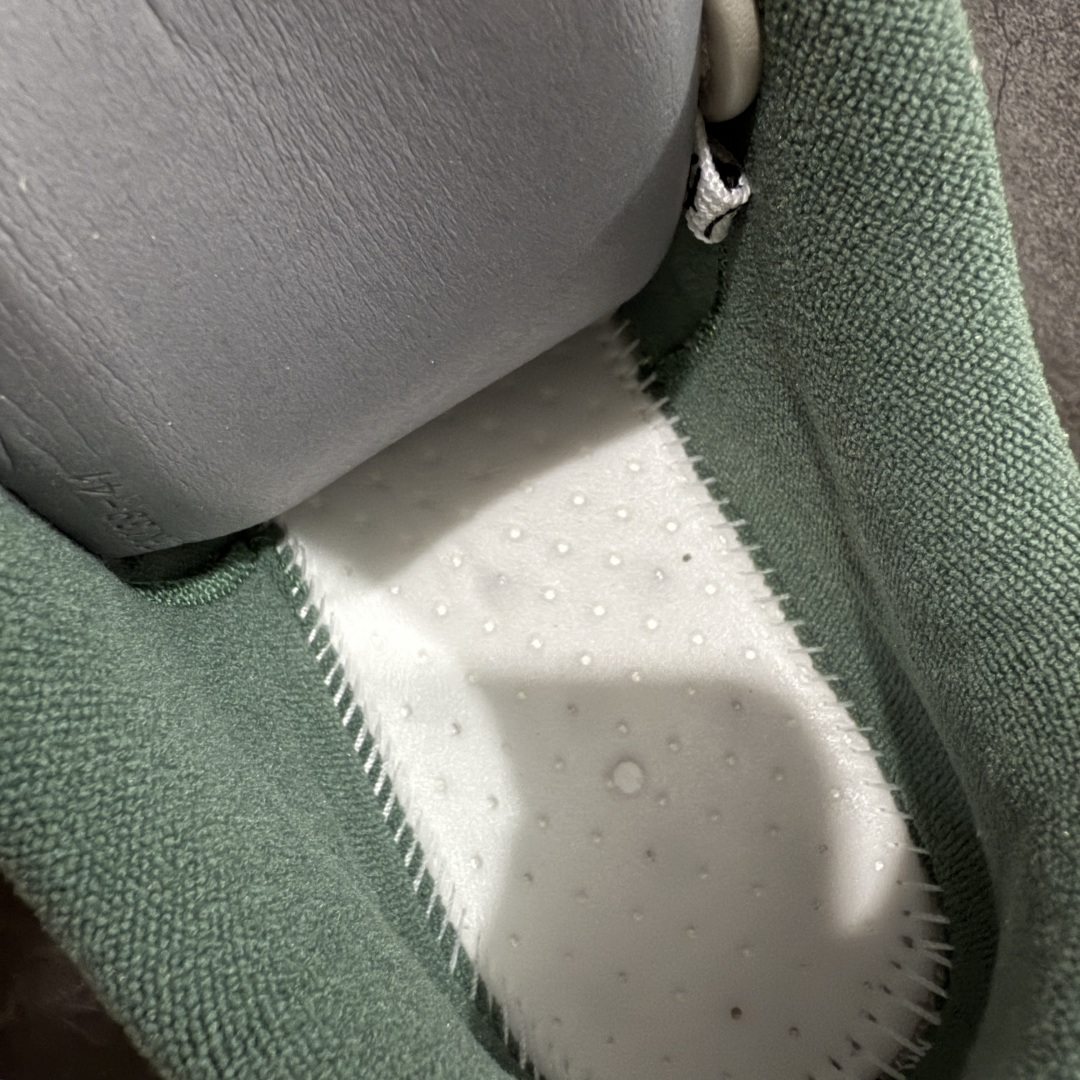 图片[9]-【XA纯原版】Balenciaga Hamptons Worn-Out 巴黎世家十八18代 涤纶（聚酯纤维）牛皮革 圆头系带 低帮 生活休闲鞋板鞋 全套原纸板楦头开发 最原汁原味的灵魂版型 全鞋荧光划线卡点 胶水把控整洁度追求极致完美 每一双都是工艺品 多重QC质检 超越公司货的品控标准 实实在在的免检产品 原盒原配 正确字体电绣 粗细、位置、大小正确 侧边TPU 透气孔匹配意产原版 正确分离大底 TPU软底 原版一致大底LOGO 立体感十足 原厂皮料水洗做旧 采购原厂网纱 偏大一码 尺码：35 36 37 38 39 40 41 42 43 44 45 46-选品中心