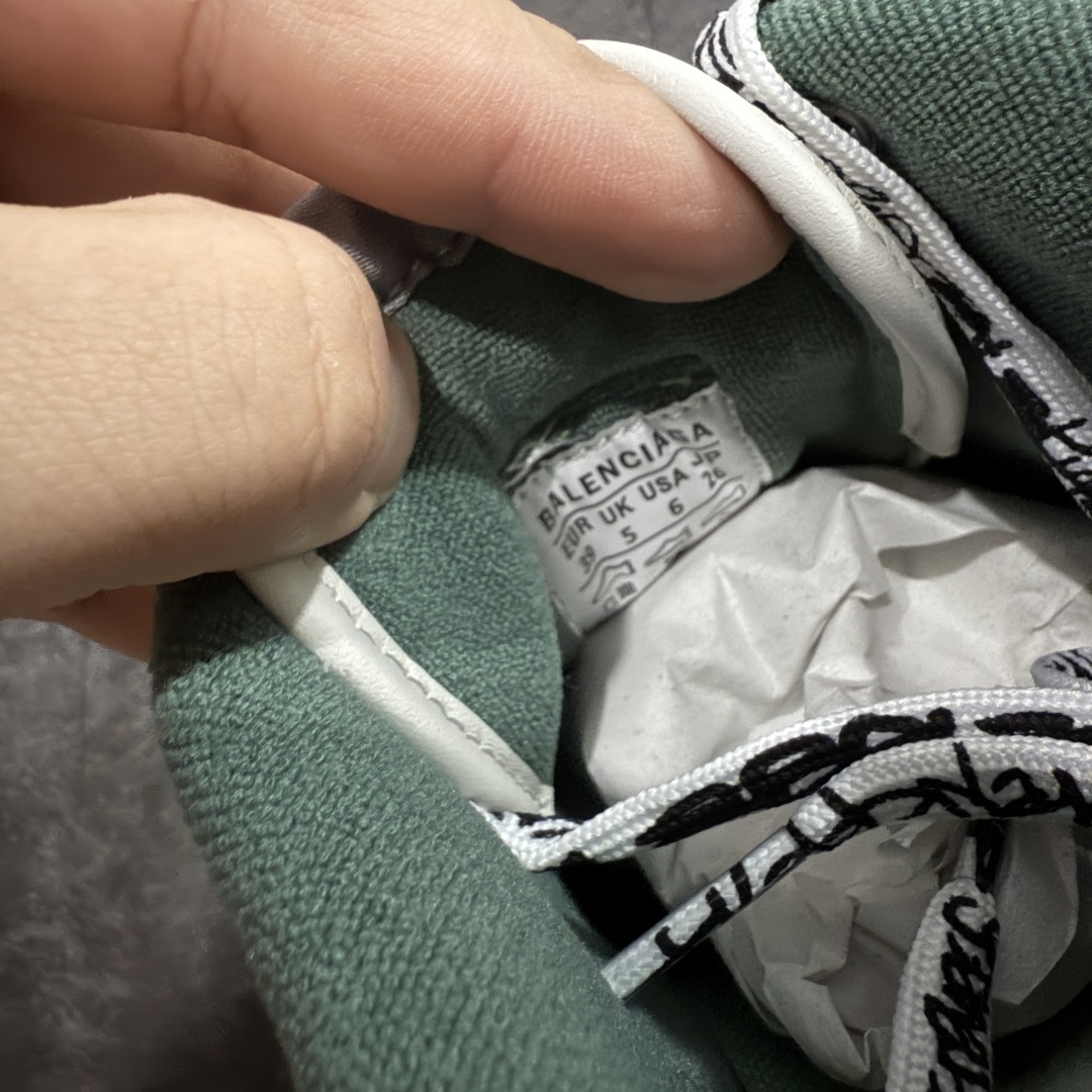 图片[7]-【XA纯原版】Balenciaga Hamptons Worn-Out 巴黎世家十八18代 涤纶（聚酯纤维）牛皮革 圆头系带 低帮 生活休闲鞋板鞋 全套原纸板楦头开发 最原汁原味的灵魂版型 全鞋荧光划线卡点 胶水把控整洁度追求极致完美 每一双都是工艺品 多重QC质检 超越公司货的品控标准 实实在在的免检产品 原盒原配 正确字体电绣 粗细、位置、大小正确 侧边TPU 透气孔匹配意产原版 正确分离大底 TPU软底 原版一致大底LOGO 立体感十足 原厂皮料水洗做旧 采购原厂网纱 偏大一码 尺码：35 36 37 38 39 40 41 42 43 44 45 46-选品中心