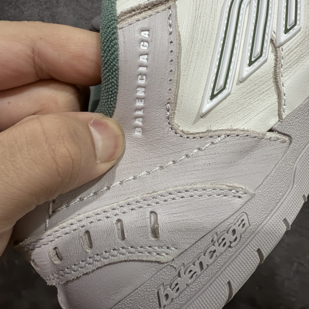 图片[3]-【XA纯原版】Balenciaga Hamptons Worn-Out 巴黎世家十八18代 涤纶（聚酯纤维）牛皮革 圆头系带 低帮 生活休闲鞋板鞋 全套原纸板楦头开发 最原汁原味的灵魂版型 全鞋荧光划线卡点 胶水把控整洁度追求极致完美 每一双都是工艺品 多重QC质检 超越公司货的品控标准 实实在在的免检产品 原盒原配 正确字体电绣 粗细、位置、大小正确 侧边TPU 透气孔匹配意产原版 正确分离大底 TPU软底 原版一致大底LOGO 立体感十足 原厂皮料水洗做旧 采购原厂网纱 偏大一码 尺码：35 36 37 38 39 40 41 42 43 44 45 46-选品中心