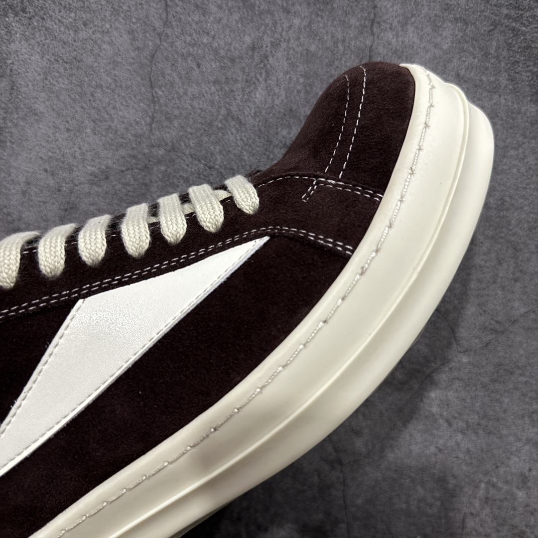 图片[6]-【莞顶渠道】瑞克 欧文斯Rick owens 主线 经典西瓜头 RO低帮棕色绒面 进口原料牛皮 莞产超级顶货 新配色陆续上架 产品只会越做越漂亮💯 鞋头采用原版一致工艺 又翘又歪的效果目前这个技术市面上的任何版本都达不到这个效果 私模开发 细节一步到位不敢说百分百💯保证有百分之98还原 慢工出细活 好的产品不怕晚 这次的开发针对艺术家 收藏家 高品质 的人群 水染粒面小牛皮材质，和针车间距都是极致还原！ 顶级头层的小牛皮，质感无敌，奢侈品的触感！ 定制品牌logo的拉链！超大一比一规格礼盒装，重达3斤以上，外加定制欧文斯保护盒！ 配有日文、英文，双语种配件卡片！细节诠释，一件不落。 鞋盒翻盖 三标，正面+底部都一一做到！虽然增加不了实质的成本，但是打磨产品的细节，再微小也会还原！ 尺码：35 36 37 38 39 40 41 42 43 44 45 46-选品中心