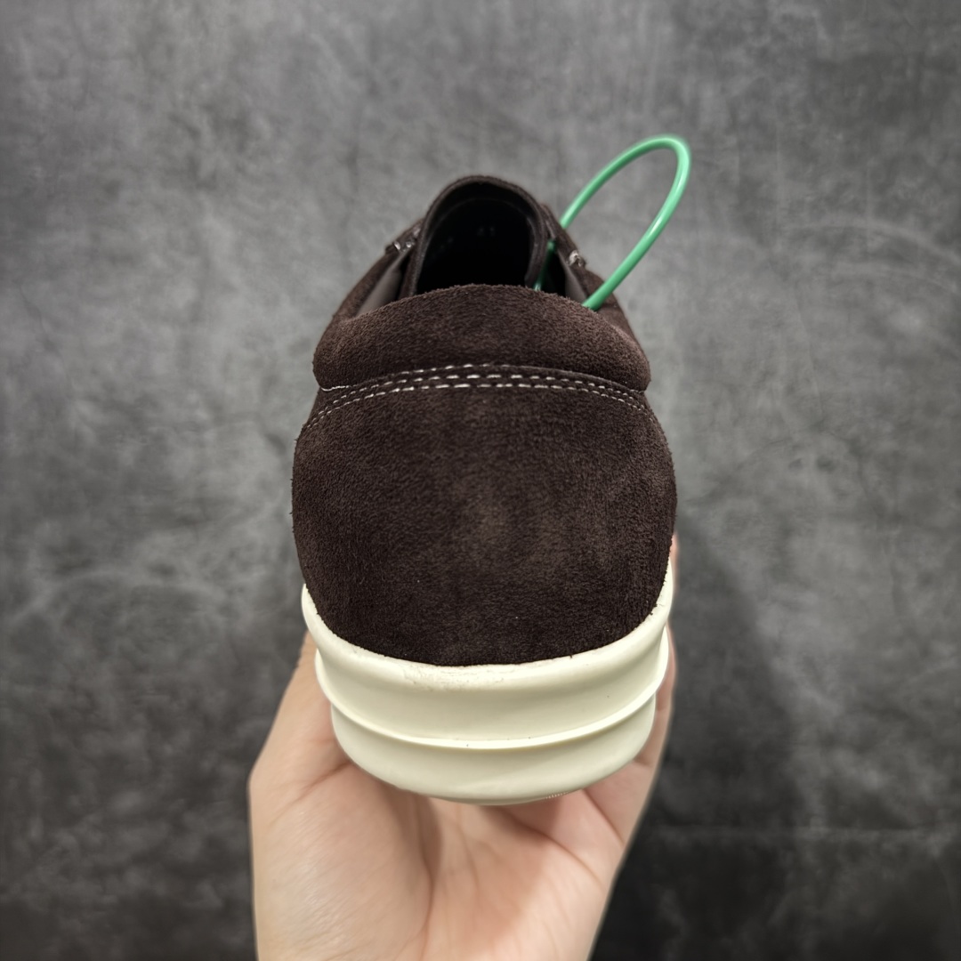 图片[4]-【莞顶渠道】瑞克 欧文斯Rick owens 主线 经典西瓜头 RO低帮棕色绒面 进口原料牛皮 莞产超级顶货 新配色陆续上架 产品只会越做越漂亮💯 鞋头采用原版一致工艺 又翘又歪的效果目前这个技术市面上的任何版本都达不到这个效果 私模开发 细节一步到位不敢说百分百💯保证有百分之98还原 慢工出细活 好的产品不怕晚 这次的开发针对艺术家 收藏家 高品质 的人群 水染粒面小牛皮材质，和针车间距都是极致还原！ 顶级头层的小牛皮，质感无敌，奢侈品的触感！ 定制品牌logo的拉链！超大一比一规格礼盒装，重达3斤以上，外加定制欧文斯保护盒！ 配有日文、英文，双语种配件卡片！细节诠释，一件不落。 鞋盒翻盖 三标，正面+底部都一一做到！虽然增加不了实质的成本，但是打磨产品的细节，再微小也会还原！ 尺码：35 36 37 38 39 40 41 42 43 44 45 46-选品中心