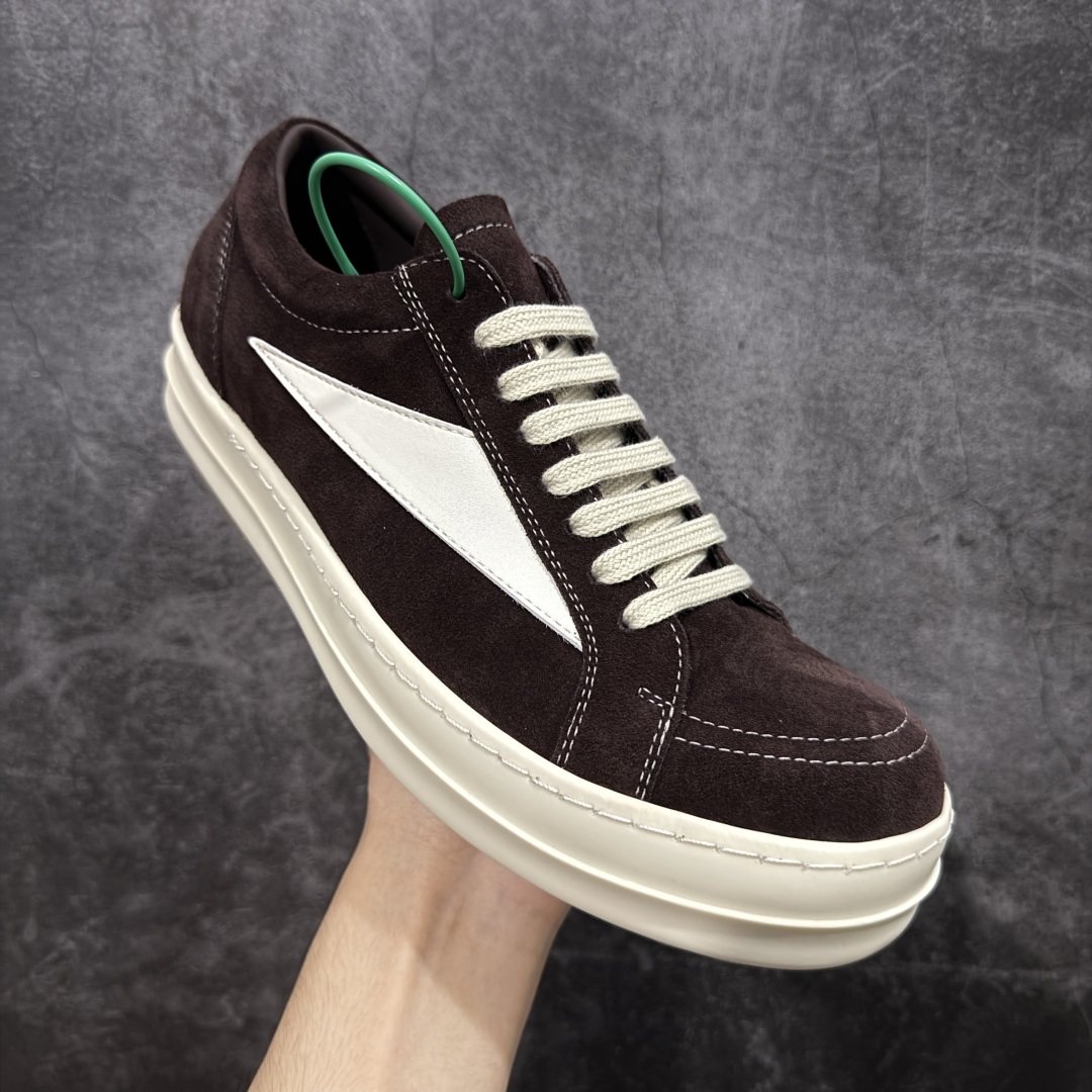 图片[3]-【莞顶渠道】瑞克 欧文斯Rick owens 主线 经典西瓜头 RO低帮棕色绒面 进口原料牛皮 莞产超级顶货 新配色陆续上架 产品只会越做越漂亮💯 鞋头采用原版一致工艺 又翘又歪的效果目前这个技术市面上的任何版本都达不到这个效果 私模开发 细节一步到位不敢说百分百💯保证有百分之98还原 慢工出细活 好的产品不怕晚 这次的开发针对艺术家 收藏家 高品质 的人群 水染粒面小牛皮材质，和针车间距都是极致还原！ 顶级头层的小牛皮，质感无敌，奢侈品的触感！ 定制品牌logo的拉链！超大一比一规格礼盒装，重达3斤以上，外加定制欧文斯保护盒！ 配有日文、英文，双语种配件卡片！细节诠释，一件不落。 鞋盒翻盖 三标，正面+底部都一一做到！虽然增加不了实质的成本，但是打磨产品的细节，再微小也会还原！ 尺码：35 36 37 38 39 40 41 42 43 44 45 46-选品中心