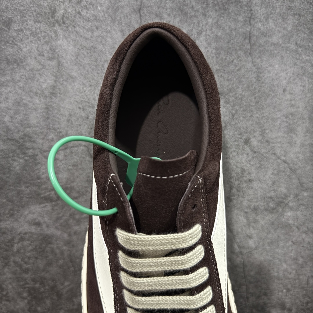 图片[8]-【莞顶渠道】瑞克 欧文斯Rick owens 主线 经典西瓜头 RO低帮棕色绒面 进口原料牛皮 莞产超级顶货 新配色陆续上架 产品只会越做越漂亮💯 鞋头采用原版一致工艺 又翘又歪的效果目前这个技术市面上的任何版本都达不到这个效果 私模开发 细节一步到位不敢说百分百💯保证有百分之98还原 慢工出细活 好的产品不怕晚 这次的开发针对艺术家 收藏家 高品质 的人群 水染粒面小牛皮材质，和针车间距都是极致还原！ 顶级头层的小牛皮，质感无敌，奢侈品的触感！ 定制品牌logo的拉链！超大一比一规格礼盒装，重达3斤以上，外加定制欧文斯保护盒！ 配有日文、英文，双语种配件卡片！细节诠释，一件不落。 鞋盒翻盖 三标，正面+底部都一一做到！虽然增加不了实质的成本，但是打磨产品的细节，再微小也会还原！ 尺码：35 36 37 38 39 40 41 42 43 44 45 46-选品中心