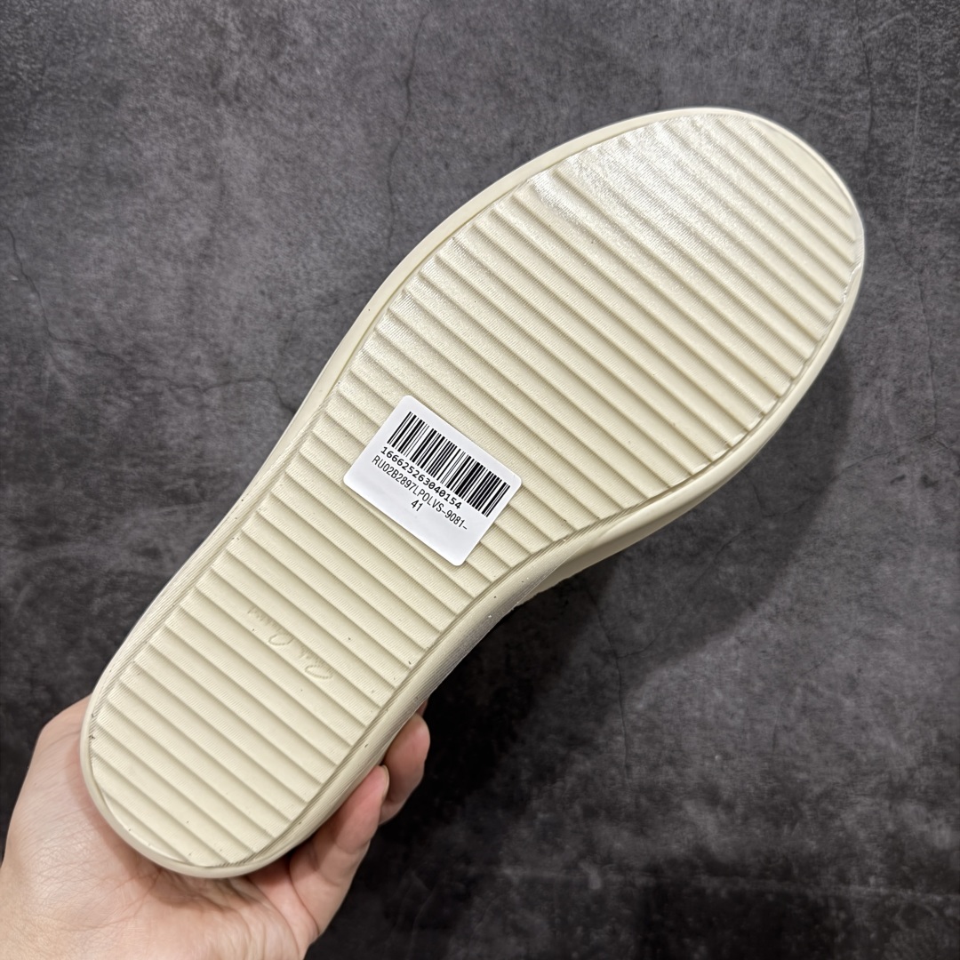 图片[9]-【莞顶渠道】瑞克 欧文斯Rick owens 主线 经典西瓜头 RO低帮棕色绒面 进口原料牛皮 莞产超级顶货 新配色陆续上架 产品只会越做越漂亮💯 鞋头采用原版一致工艺 又翘又歪的效果目前这个技术市面上的任何版本都达不到这个效果 私模开发 细节一步到位不敢说百分百💯保证有百分之98还原 慢工出细活 好的产品不怕晚 这次的开发针对艺术家 收藏家 高品质 的人群 水染粒面小牛皮材质，和针车间距都是极致还原！ 顶级头层的小牛皮，质感无敌，奢侈品的触感！ 定制品牌logo的拉链！超大一比一规格礼盒装，重达3斤以上，外加定制欧文斯保护盒！ 配有日文、英文，双语种配件卡片！细节诠释，一件不落。 鞋盒翻盖 三标，正面+底部都一一做到！虽然增加不了实质的成本，但是打磨产品的细节，再微小也会还原！ 尺码：35 36 37 38 39 40 41 42 43 44 45 46-选品中心