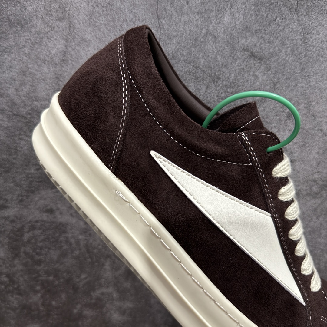 图片[7]-【莞顶渠道】瑞克 欧文斯Rick owens 主线 经典西瓜头 RO低帮棕色绒面 进口原料牛皮 莞产超级顶货 新配色陆续上架 产品只会越做越漂亮💯 鞋头采用原版一致工艺 又翘又歪的效果目前这个技术市面上的任何版本都达不到这个效果 私模开发 细节一步到位不敢说百分百💯保证有百分之98还原 慢工出细活 好的产品不怕晚 这次的开发针对艺术家 收藏家 高品质 的人群 水染粒面小牛皮材质，和针车间距都是极致还原！ 顶级头层的小牛皮，质感无敌，奢侈品的触感！ 定制品牌logo的拉链！超大一比一规格礼盒装，重达3斤以上，外加定制欧文斯保护盒！ 配有日文、英文，双语种配件卡片！细节诠释，一件不落。 鞋盒翻盖 三标，正面+底部都一一做到！虽然增加不了实质的成本，但是打磨产品的细节，再微小也会还原！ 尺码：35 36 37 38 39 40 41 42 43 44 45 46-选品中心